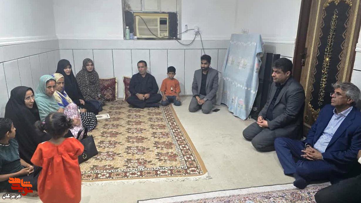 دیدار نماینده بندرعباس و مدیرکل بنیاد شهید با خانواده شهدای جنگ رمضان دیدار نماینده بندرعباس و مدیرکل بنیاد شهید با خانواده شهدای جنگ رمضان
