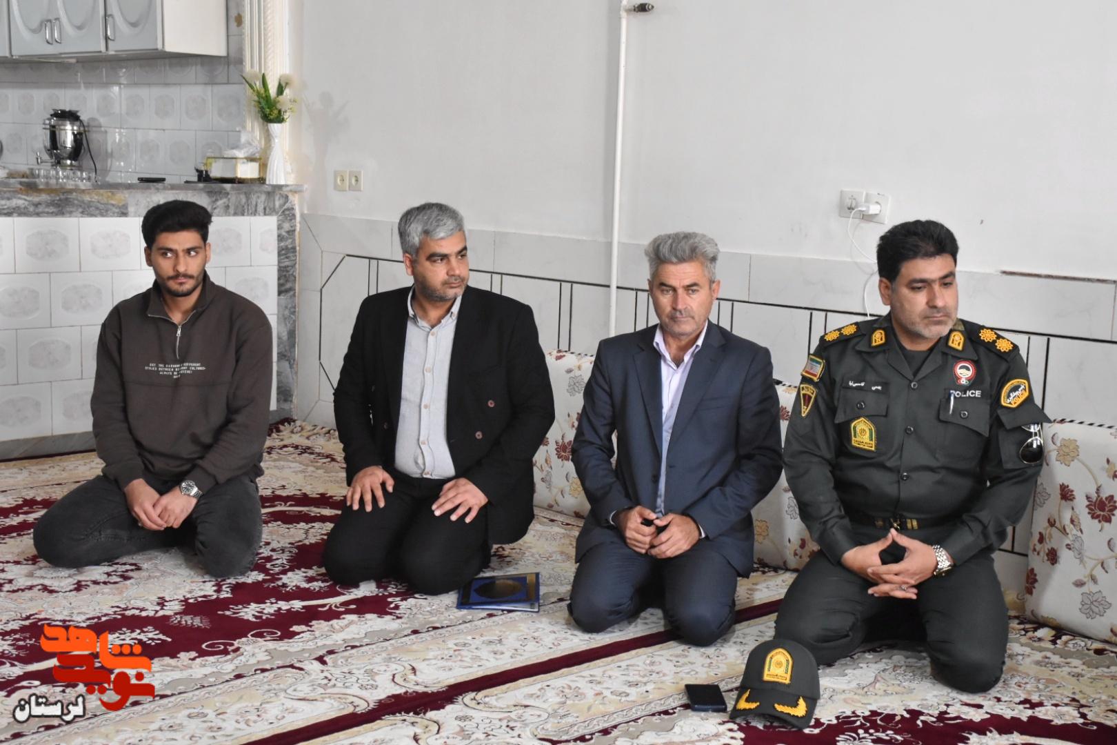 دیدار مدیرکل بنیاد شهید لرستان با خانواده جمعی از شهدای جنگ رمضان معمولان