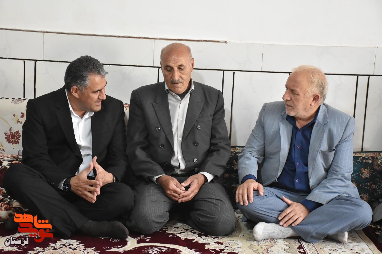 دیدار مدیرکل بنیاد شهید لرستان با خانواده جمعی از شهدای جنگ رمضان معمولان