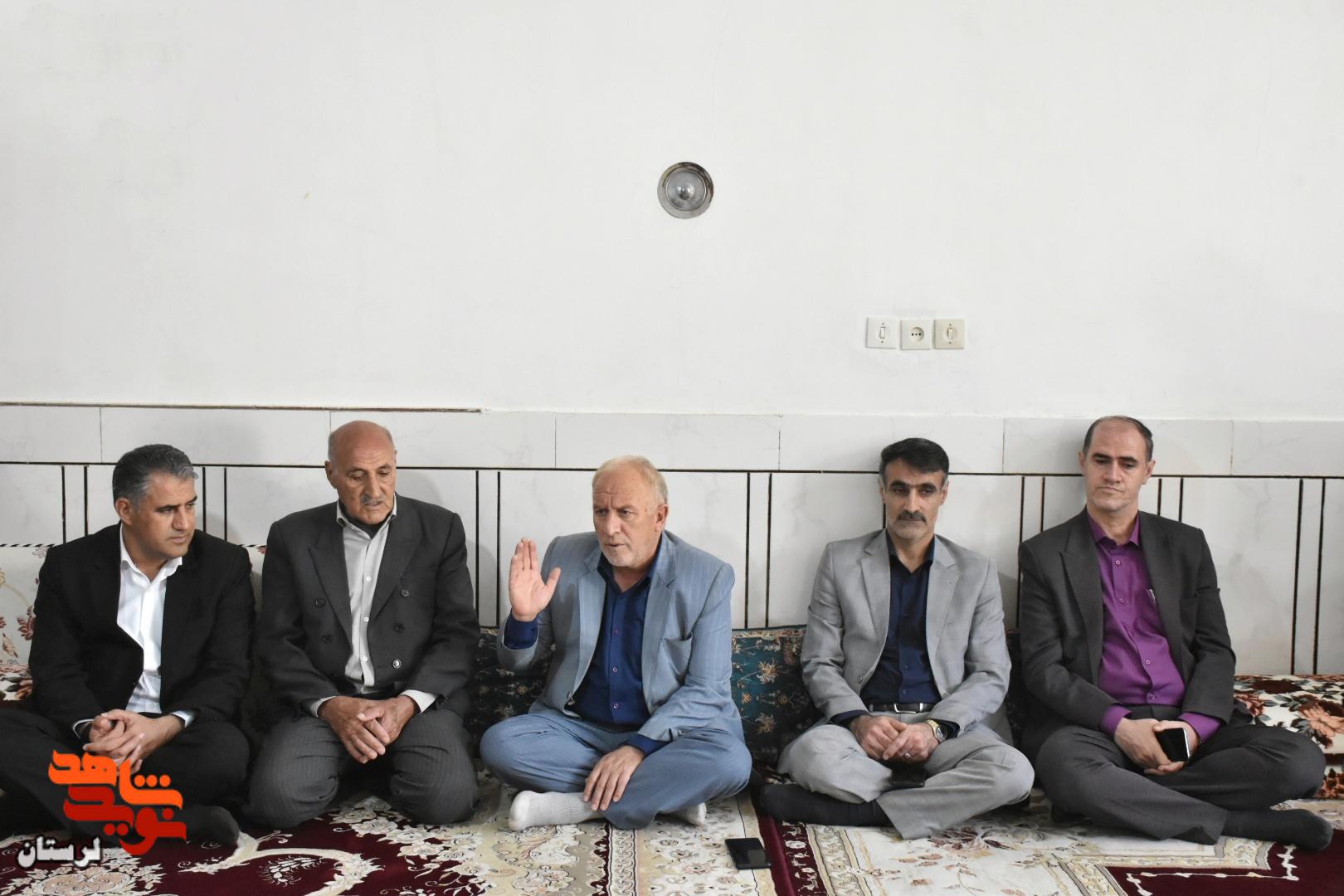 دیدار مدیرکل بنیاد شهید لرستان با خانواده جمعی از شهدای جنگ رمضان معمولان