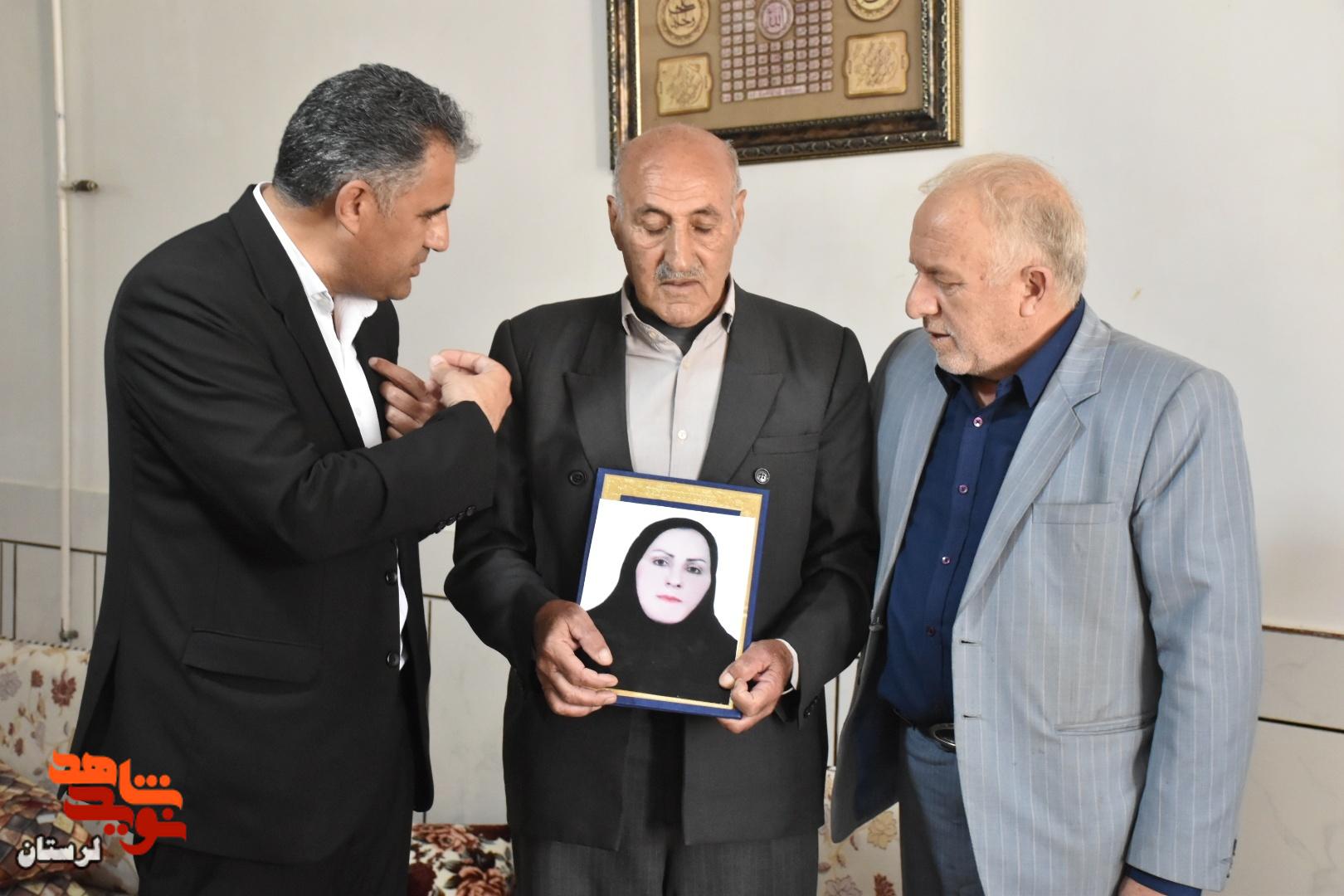 دیدار مدیرکل بنیاد شهید لرستان با خانواده جمعی از شهدای جنگ رمضان معمولان