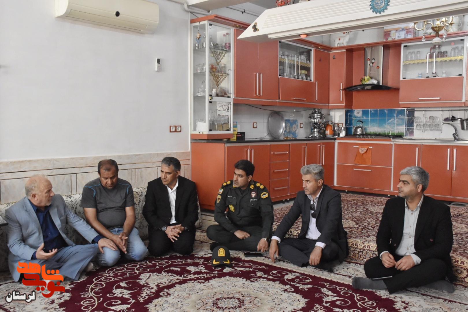 دیدار مدیرکل بنیاد شهید لرستان با خانواده جمعی از شهدای جنگ رمضان معمولان