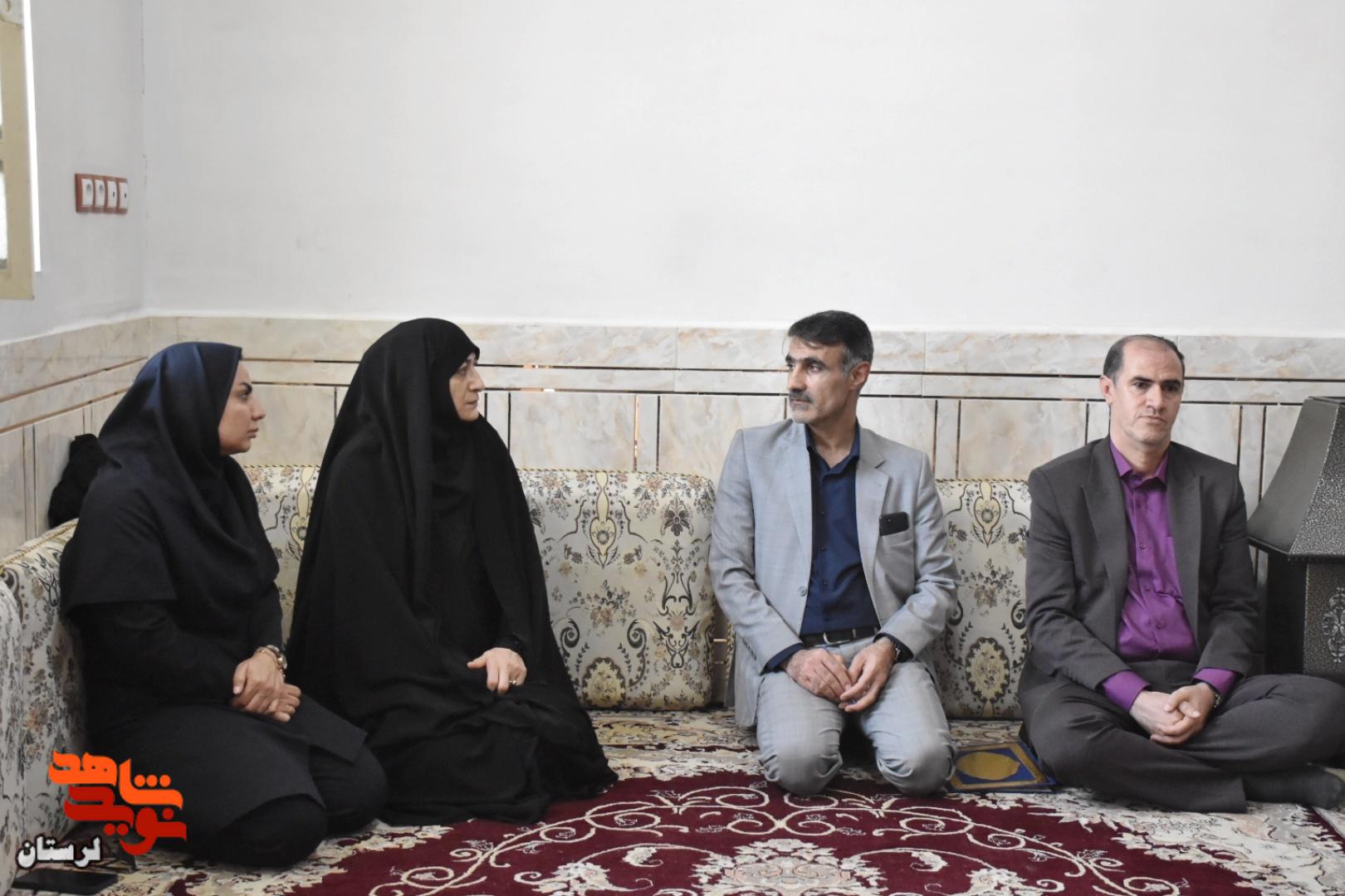 دیدار مدیرکل بنیاد شهید لرستان با خانواده جمعی از شهدای جنگ رمضان معمولان
