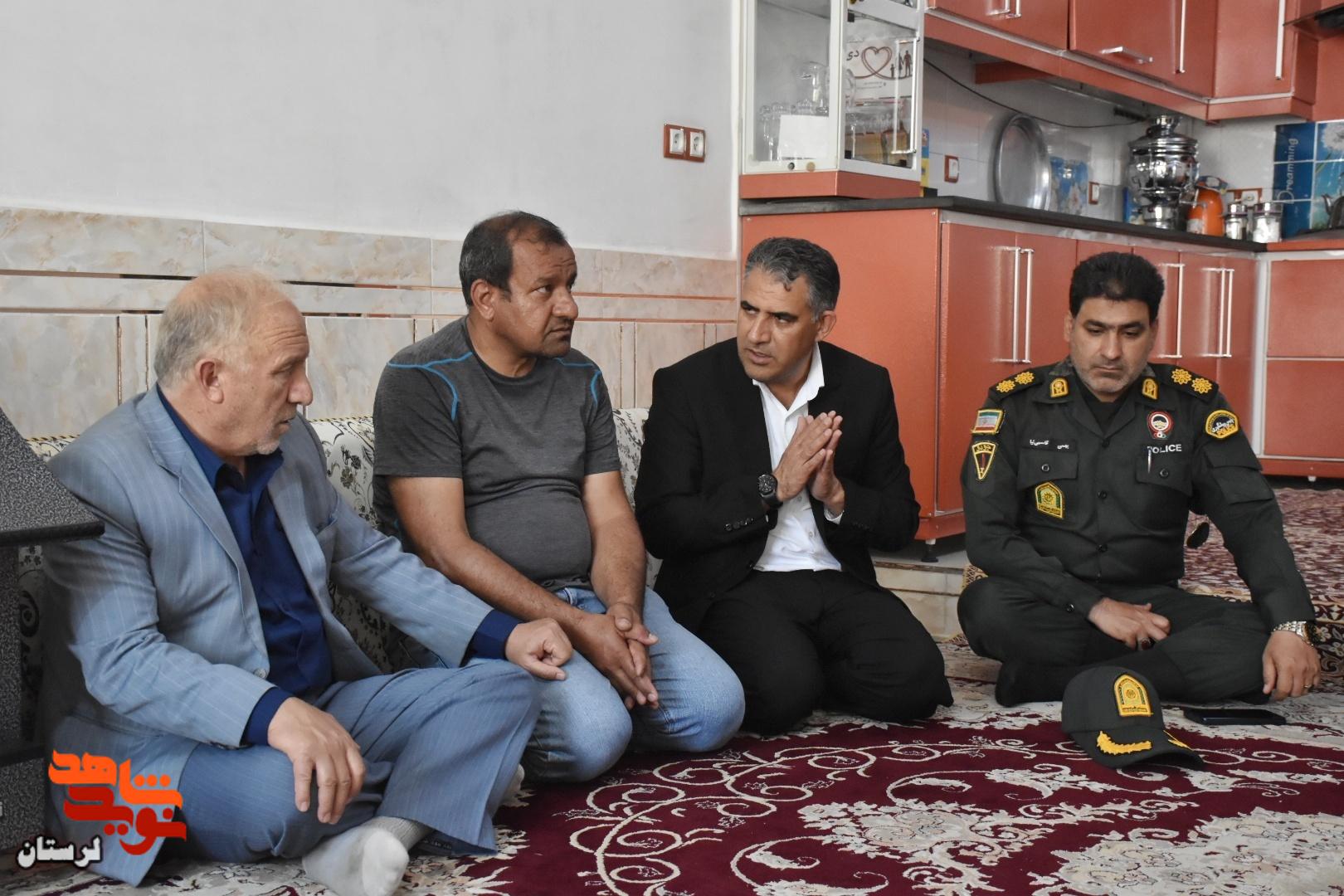 دیدار مدیرکل بنیاد شهید لرستان با خانواده جمعی از شهدای جنگ رمضان معمولان