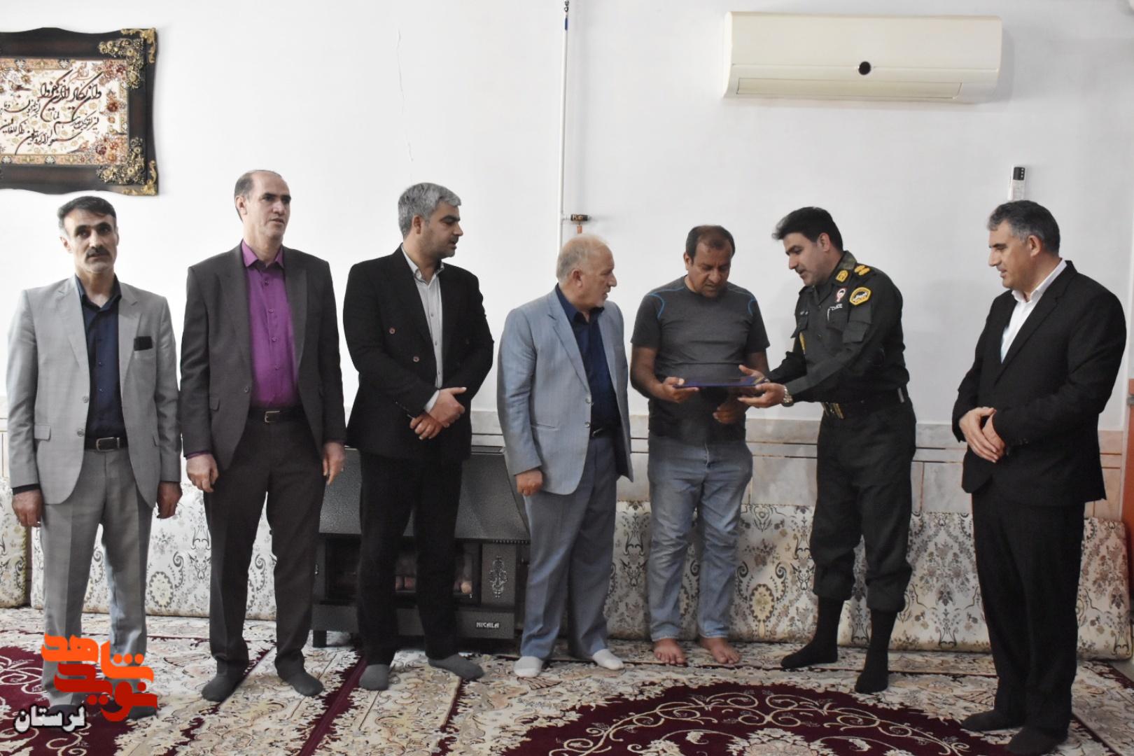 دیدار مدیرکل بنیاد شهید لرستان با خانواده جمعی از شهدای جنگ رمضان معمولان