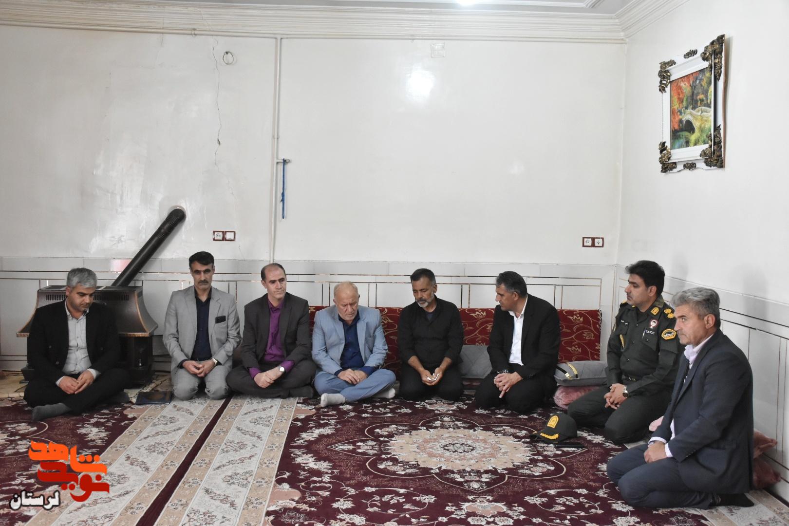 دیدار مدیرکل بنیاد شهید لرستان با خانواده جمعی از شهدای جنگ رمضان معمولان