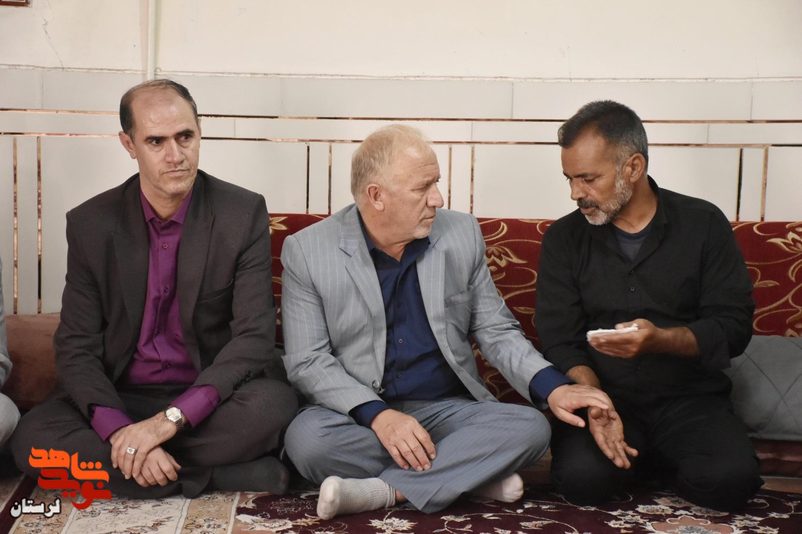 دیدار مدیرکل بنیاد شهید لرستان با خانواده جمعی از شهدای جنگ رمضان معمولان