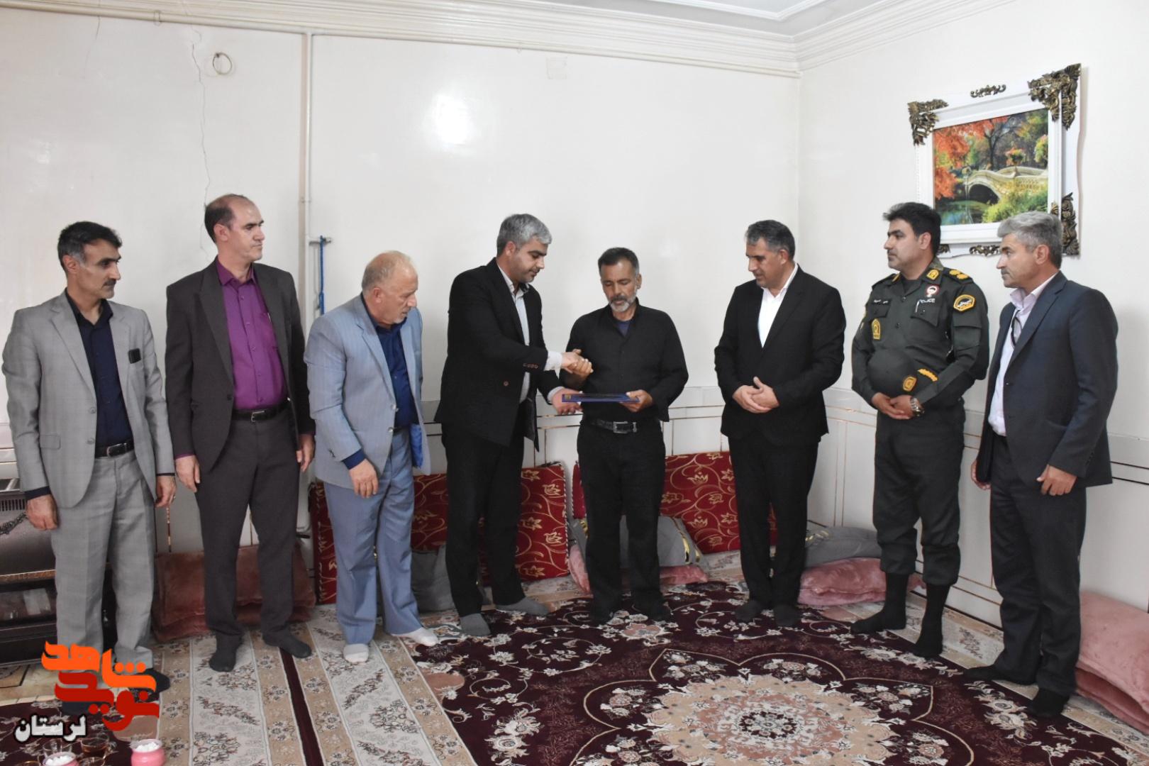 دیدار مدیرکل بنیاد شهید لرستان با خانواده جمعی از شهدای جنگ رمضان معمولان