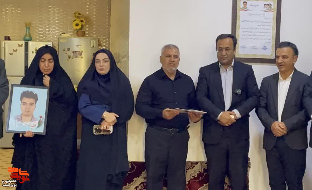 تکریم شهید دانشآموز جنگ رمضان در گچساران تکریم شهید دانشآموز جنگ رمضان در گچساران