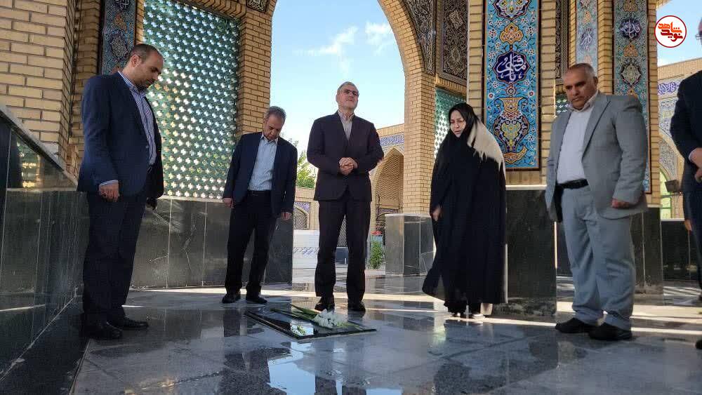 معاون فرهنگی و آموزشی بنیاد شهید و امورایثارگران در ورامین به مقام شامخ شهدا ادای احترام کرد معاون فرهنگی و آموزشی بنیاد شهید و امورایثارگران در ورامین به مقام شامخ شهدا ادای احترام کرد
