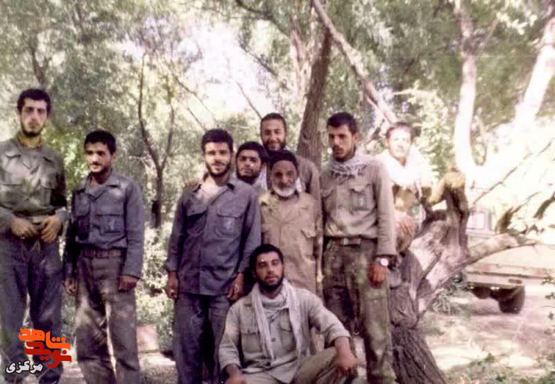 عکسی از ایستادگی در مریوان؛ یادگاری رزمندگان گردان علیبنابیطالب(ع) در عملیات والفجر ۴ عکسی از ایستادگی در مریوان؛ یادگاری رزمندگان گردان علیبنابیطالب(ع) در عملیات والفجر ۴