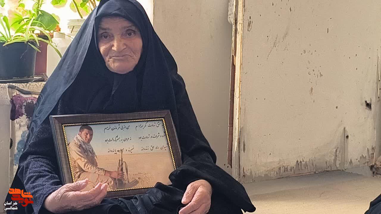 گفتگوی اختصاصی/ سکوت و اشک؛ در خانهای که بوی شهادت میدهد گفتگوی اختصاصی/ سکوت و اشک؛ در خانهای که بوی شهادت میدهد