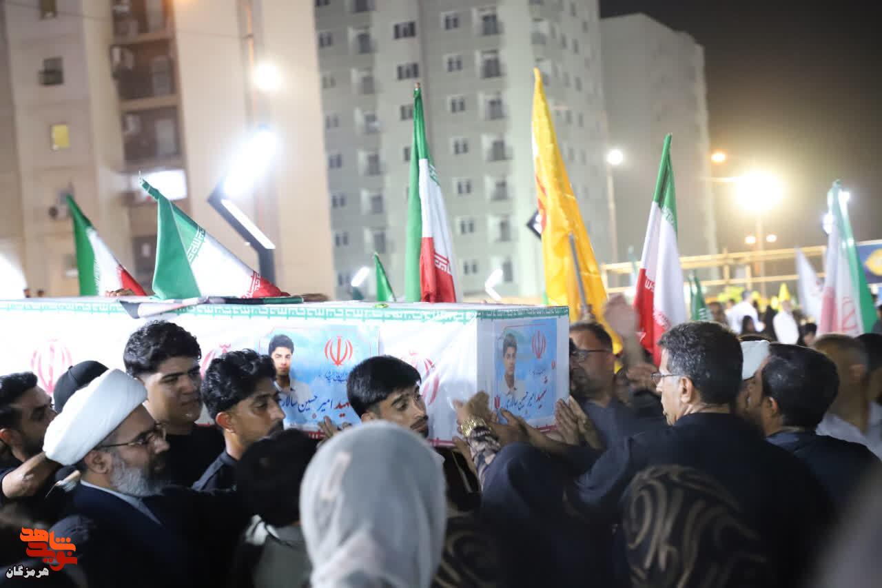 شهید ۱۸ ساله در گلزار شهدای بندرعباس آرام گرفت شهید ۱۸ ساله در گلزار شهدای بندرعباس آرام گرفت
