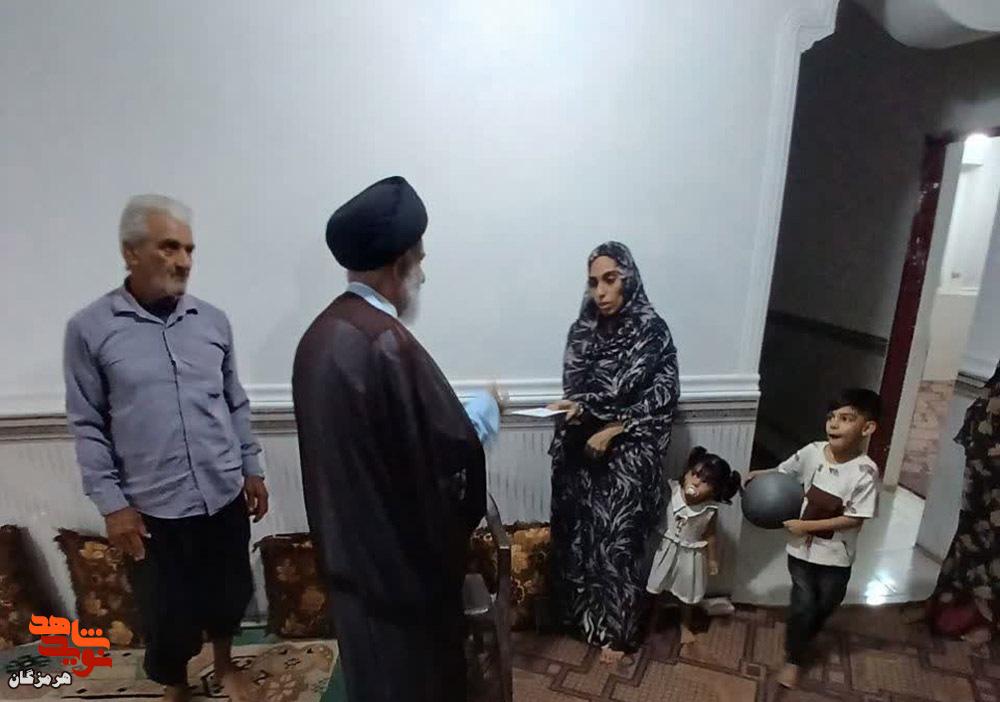 دیدار آیتالله رکنی با خانوادههای شهدای جنگ رمضان در بندرلنگه دیدار آیتالله رکنی با خانوادههای شهدای جنگ رمضان در بندرلنگه