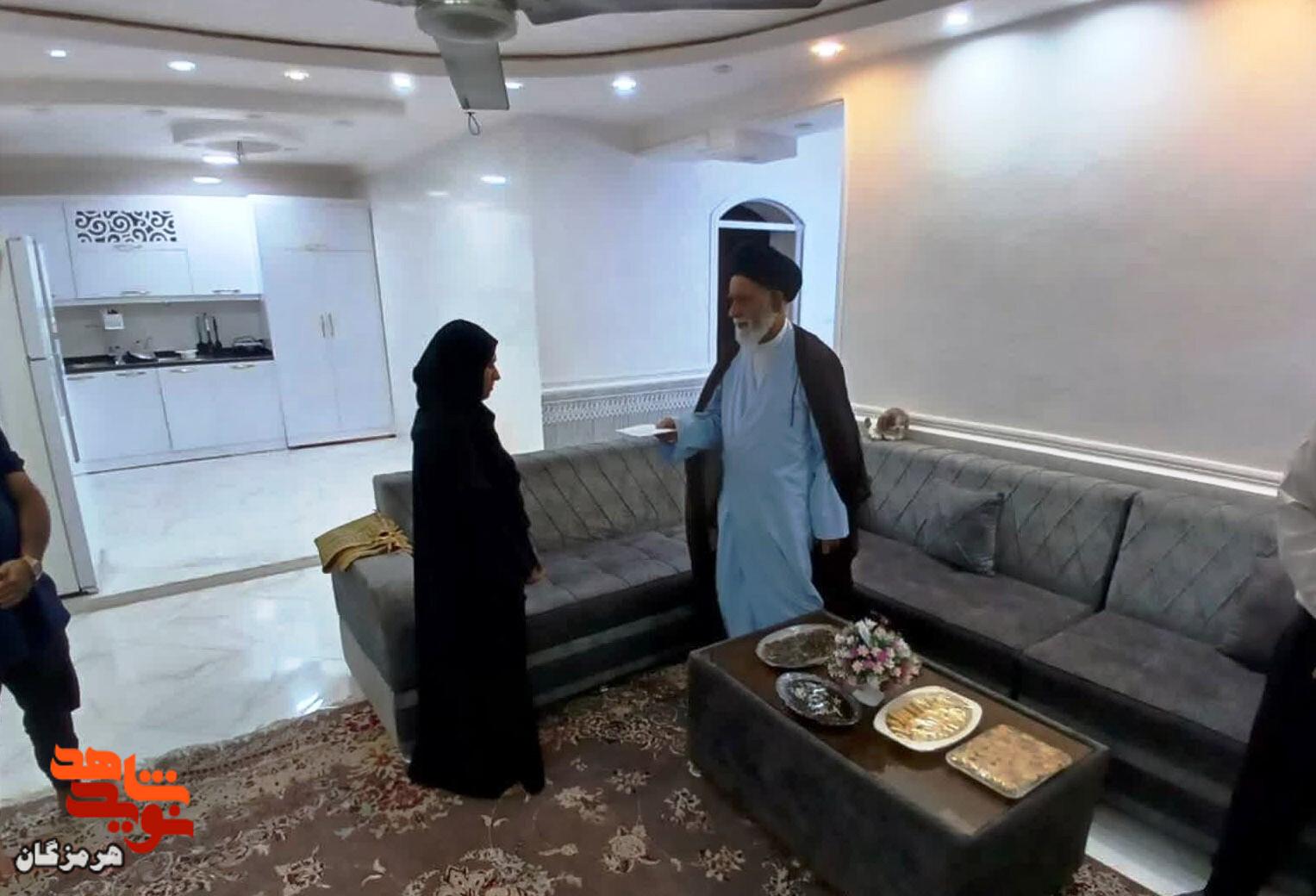 دیدار آیتالله رکنی با خانوادههای شهدای جنگ رمضان در بندرلنگه دیدار آیتالله رکنی با خانوادههای شهدای جنگ رمضان در بندرلنگه