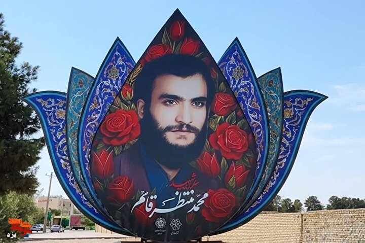 قاب‌های ماندگار؛ نصب تمثال شهدای شاخص در ورودی‌های دارالعباده