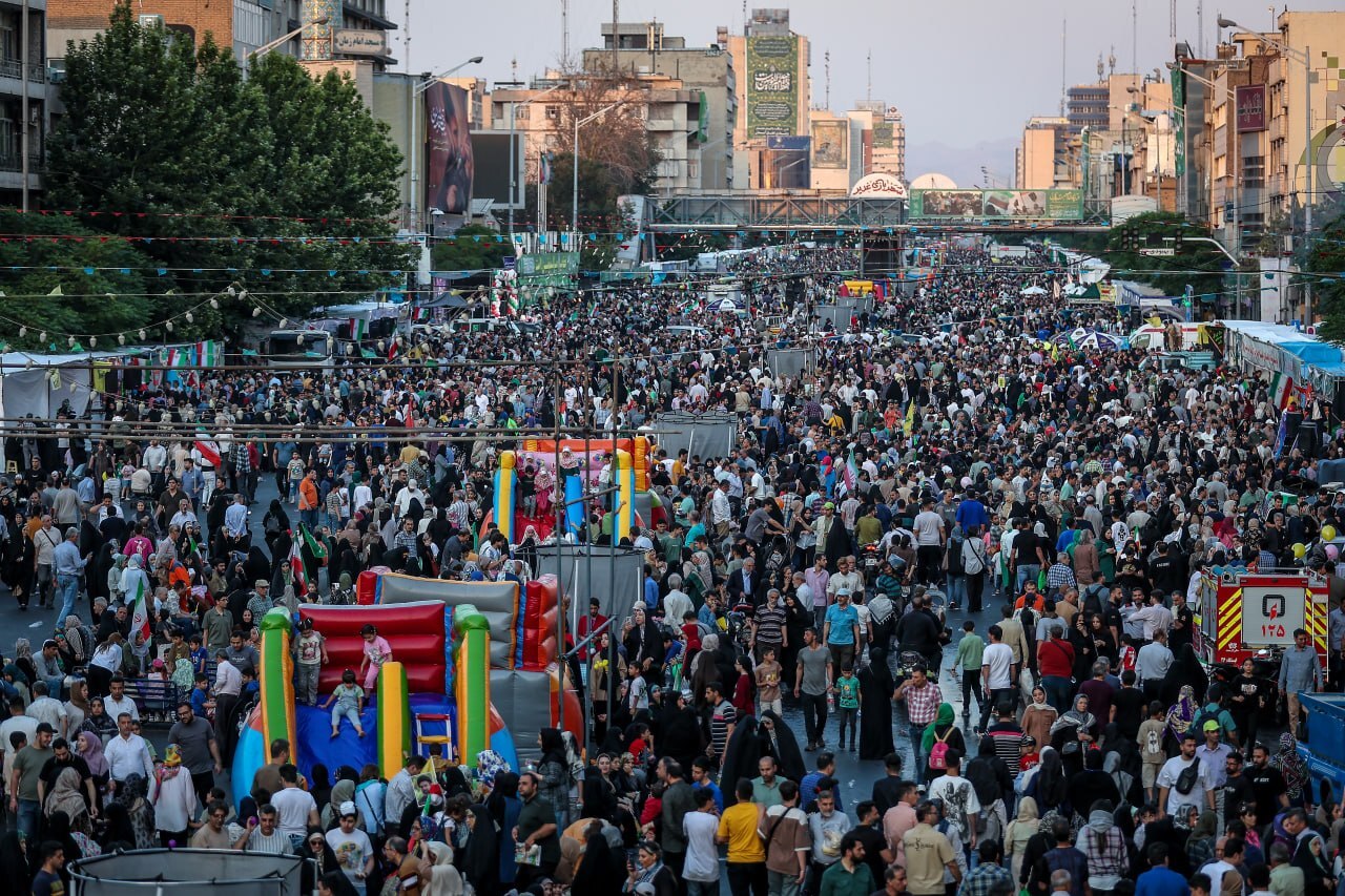 تهران غرق در شور عید غدیر؛ از میدان امام حسین(ع) تا میدان آزادی تهران غرق در شور عید غدیر؛ از میدان امام حسین(ع) تا میدان آزادی