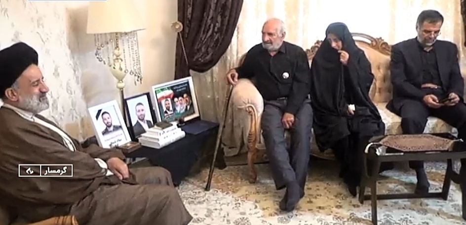 ابلاغ سلام رهبر معظم انقلاب به خانواده شهدا در گرمسار ابلاغ سلام رهبر معظم انقلاب به خانواده شهدا در گرمسار