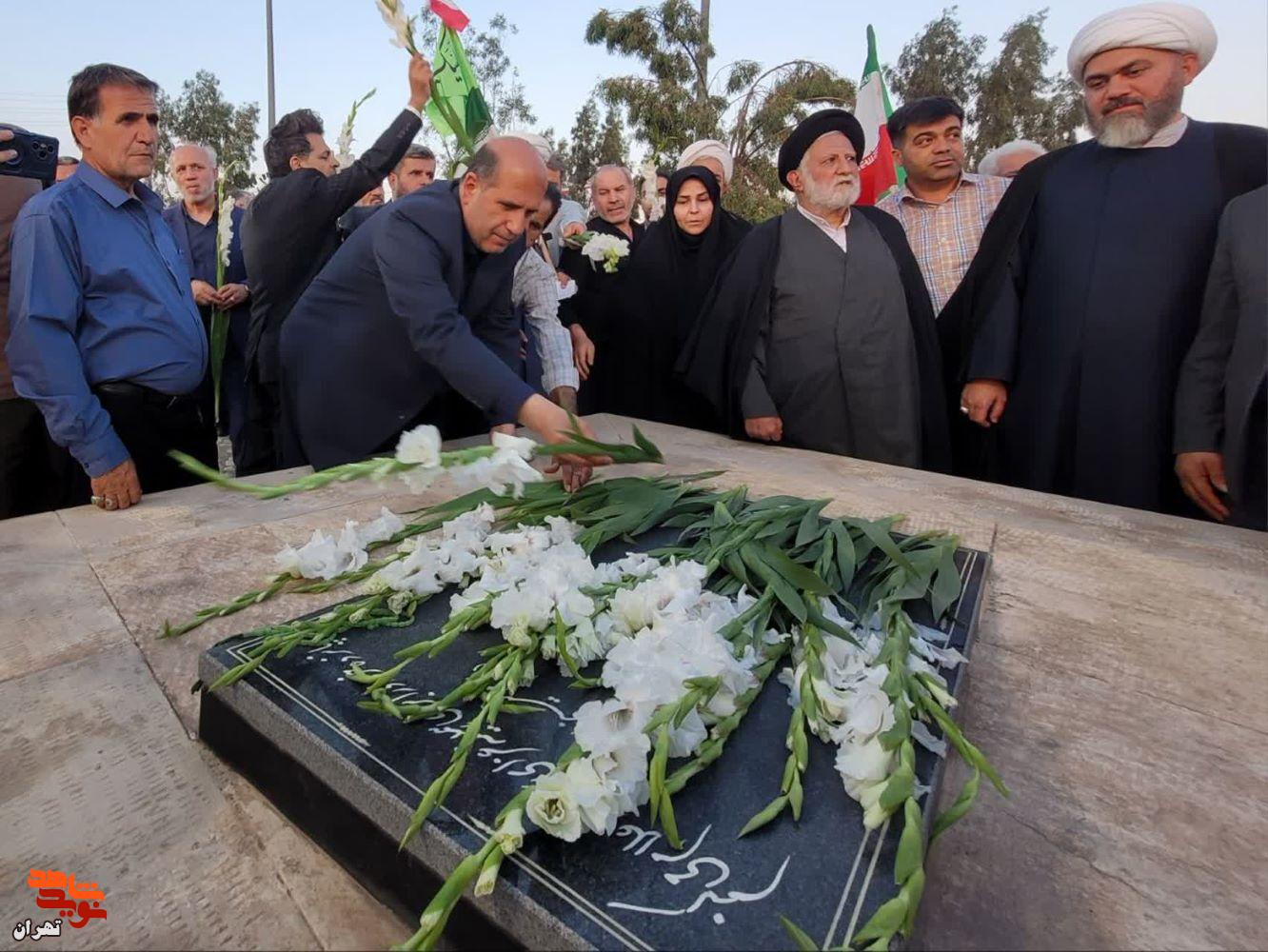 گلباران مزار شهدای قیام ۱۵ خرداد با حضور خانواده‌های شهدا و مسئولان بنیاد شهید