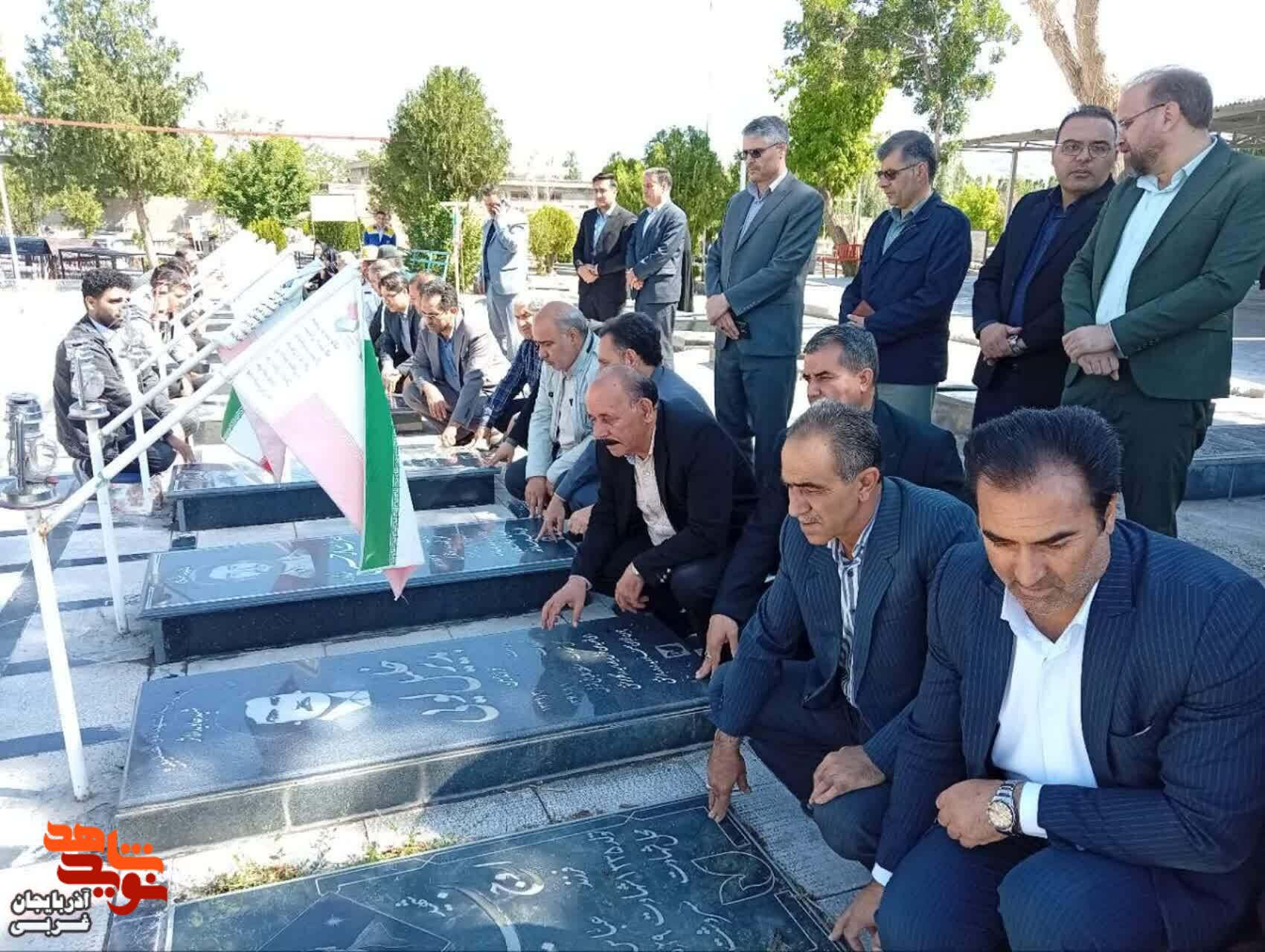گلباران و عطر افشانی مزار مطهر شهدای شهرستان چایپاره گلباران و عطر افشانی مزار مطهر شهدای شهرستان چایپاره