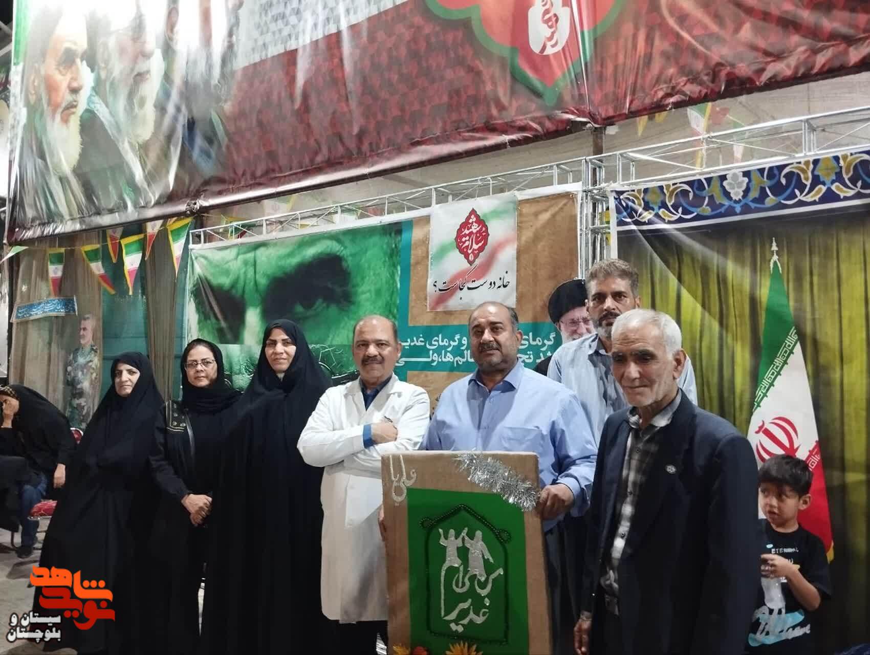 من غدیریام، ندای مردمی است که ولایت را راه نجات و شهدا را پرچمداران این مسیر میدانند من غدیریام، ندای مردمی است که ولایت را راه نجات و شهدا را پرچمداران این مسیر میدانند