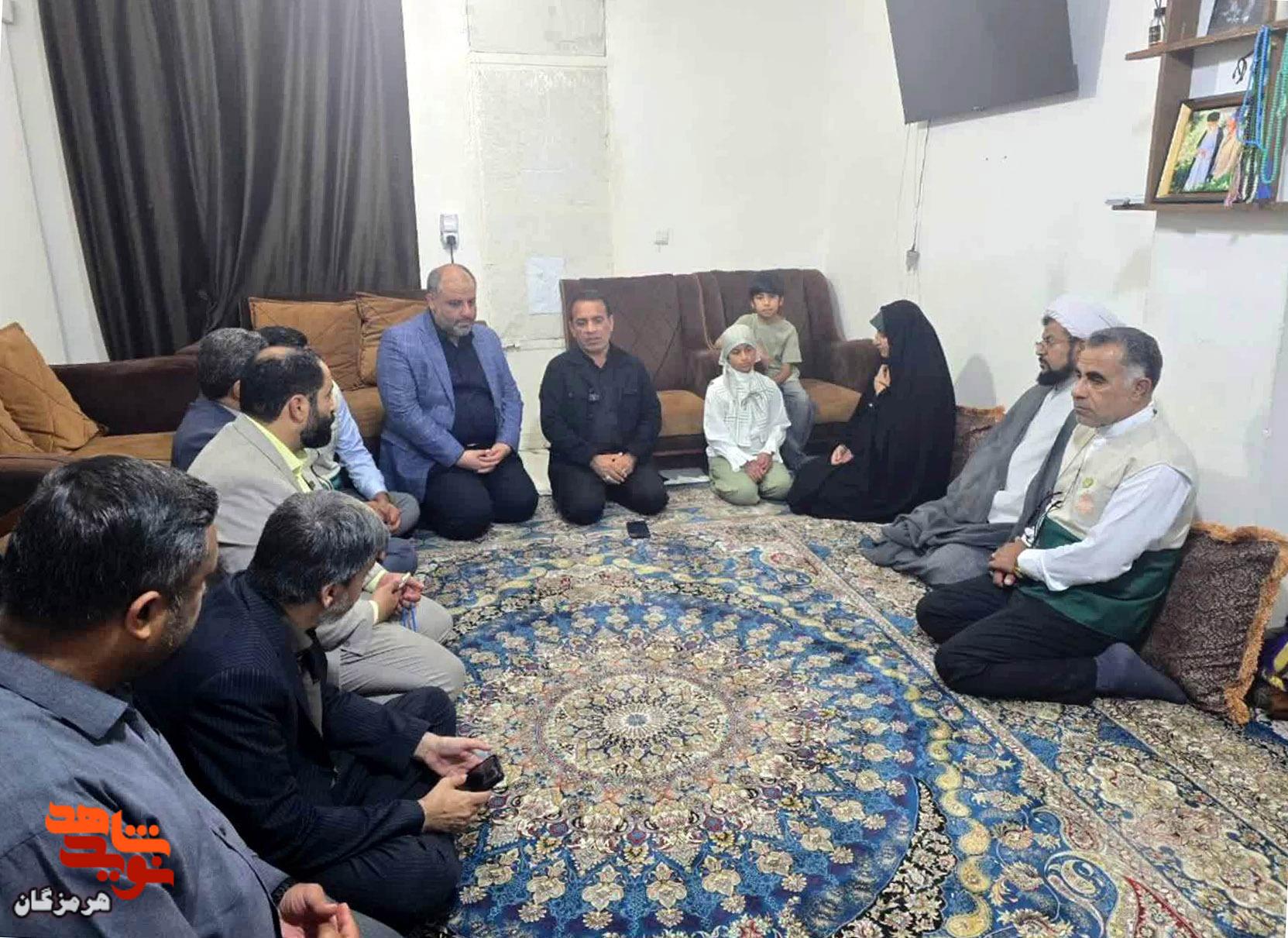 دیدار معاون آستان قدس رضوی با خانواده شهدای دانشآموز میناب دیدار معاون آستان قدس رضوی با خانواده شهدای دانشآموز میناب