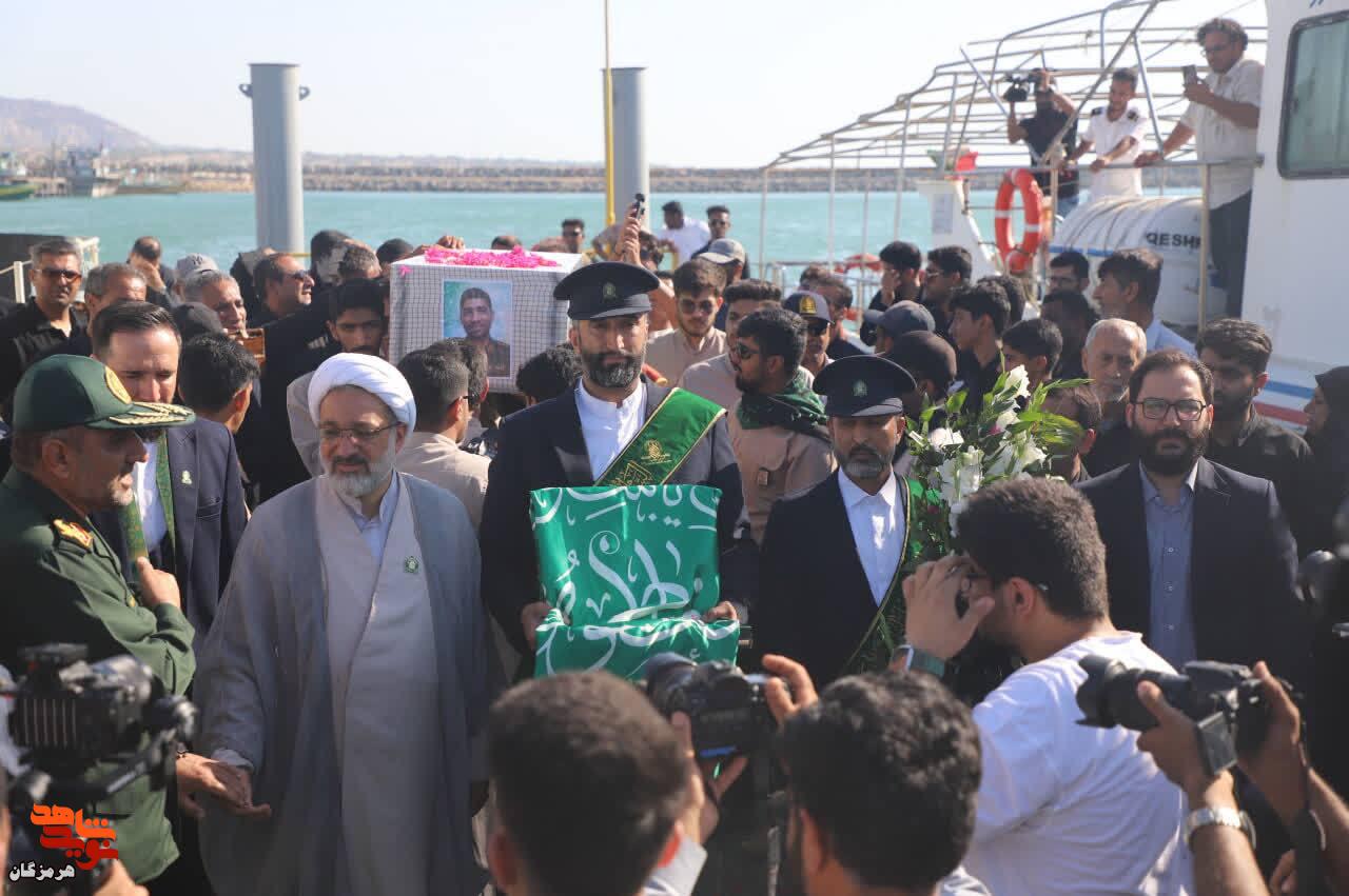 تشییع پیکر شهید «قدرت زرنگاری» مدافع تنگه هرمز در جزیره هرمز تشییع پیکر شهید «قدرت زرنگاری» مدافع تنگه هرمز در جزیره هرمز