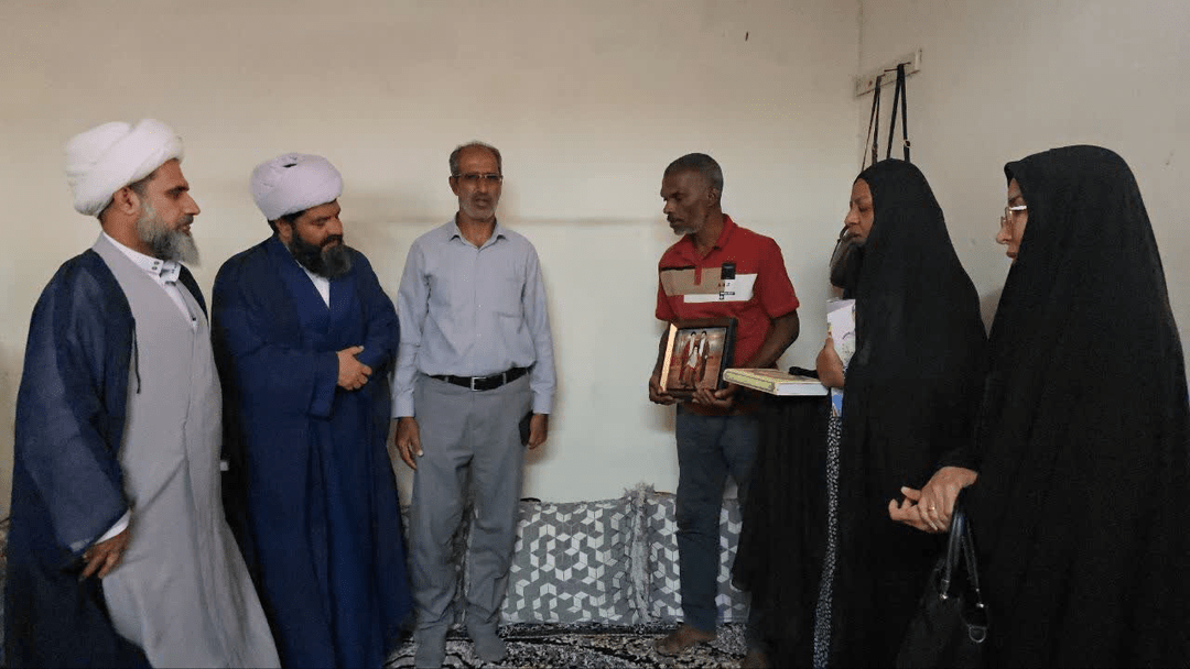 تقدیر از خانواده شهید اهل سنت از سوی حوزه علمیه هرمزگان تقدیر از خانواده شهید اهل سنت از سوی حوزه علمیه هرمزگان