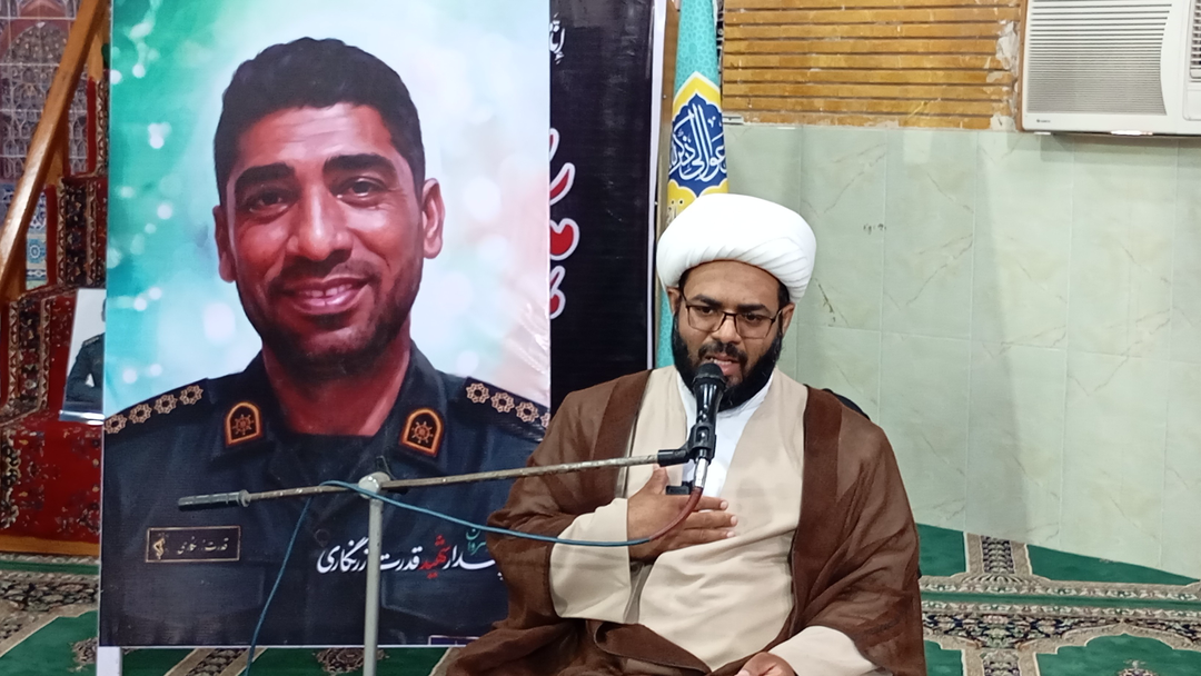 شهدا با خون خود مسیر هدایت را از سیمخاردارهای دشمن پاک میکنند شهدا با خون خود مسیر هدایت را از سیمخاردارهای دشمن پاک میکنند