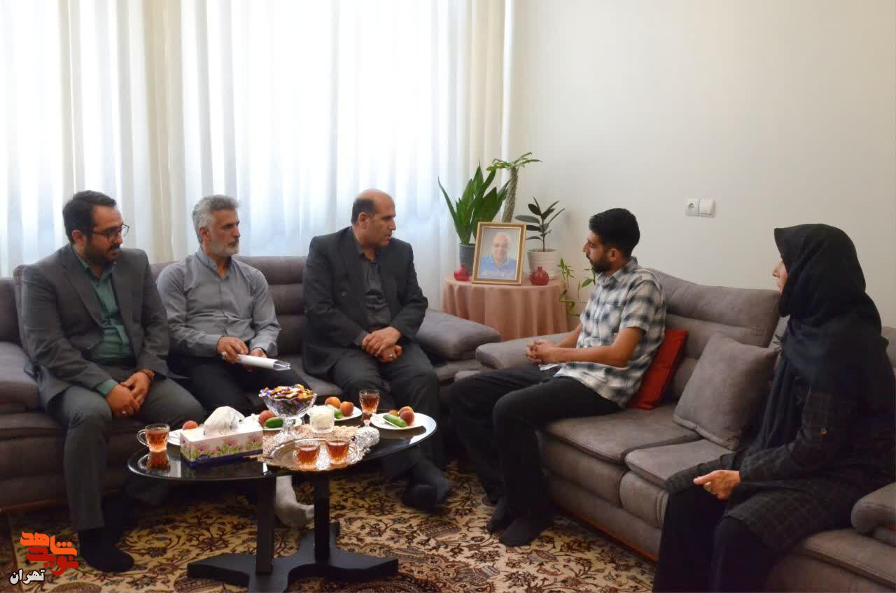 دیدار مدیرکل بنیاد شهید تهران بزرگ با خانواده شهدای «جنگ دوازدهروزه» دیدار مدیرکل بنیاد شهید تهران بزرگ با خانواده شهدای «جنگ دوازدهروزه»