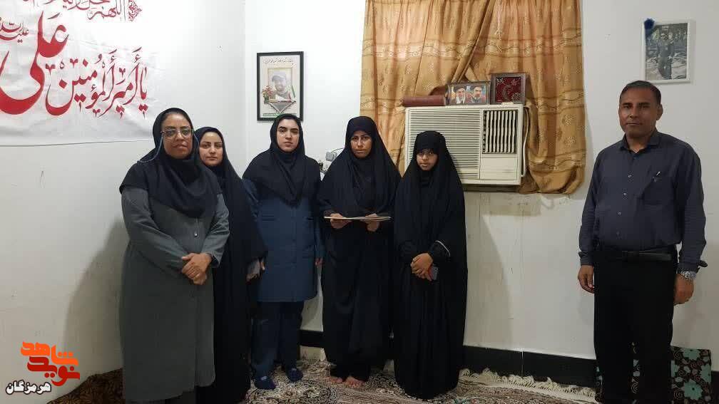 دیدار رؤسای بانوی ادارات بندرلنگه با خانواده شهید «محمد جمری» دیدار رؤسای بانوی ادارات بندرلنگه با خانواده شهید «محمد جمری»