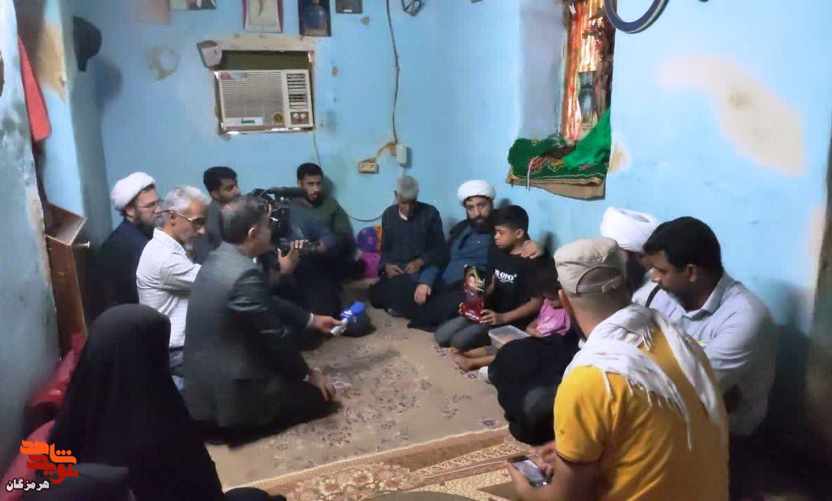 خانواده شهدای بندرعباس میزبان نماینده ویژه رهبر معظم انقلاب شدند خانواده شهدای بندرعباس میزبان نماینده ویژه رهبر معظم انقلاب شدند