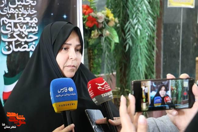 تجلیل از خانواده ۳۰۰ شهید جنگ رمضان شهرستانهای استان تهران/خانواده شهدا عزیز ملت ایران هستند تجلیل از خانواده ۳۰۰ شهید جنگ رمضان شهرستانهای استان تهران/خانواده شهدا عزیز ملت ایران هستند