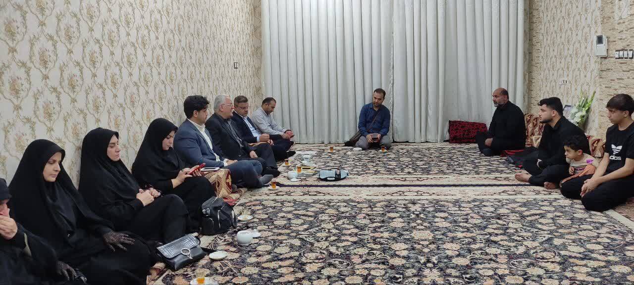 تجلیل از خانواده شهید سلمانی در اهواز تجلیل از خانواده شهید سلمانی در اهواز