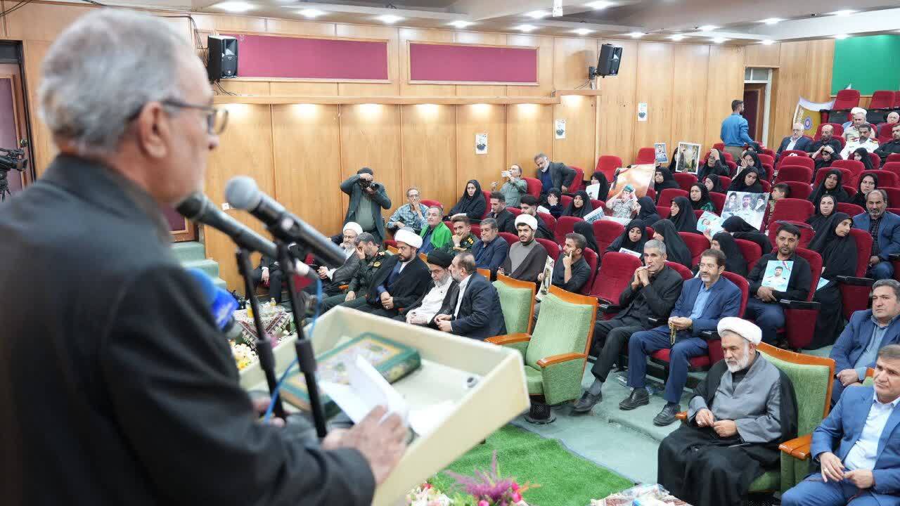 تجلیل از خانوادههای شهدای «جنگ رمضان» در یاسوج با حضور نماینده آیتالله سیستانی تجلیل از خانوادههای شهدای «جنگ رمضان» در یاسوج با حضور نماینده آیتالله سیستانی