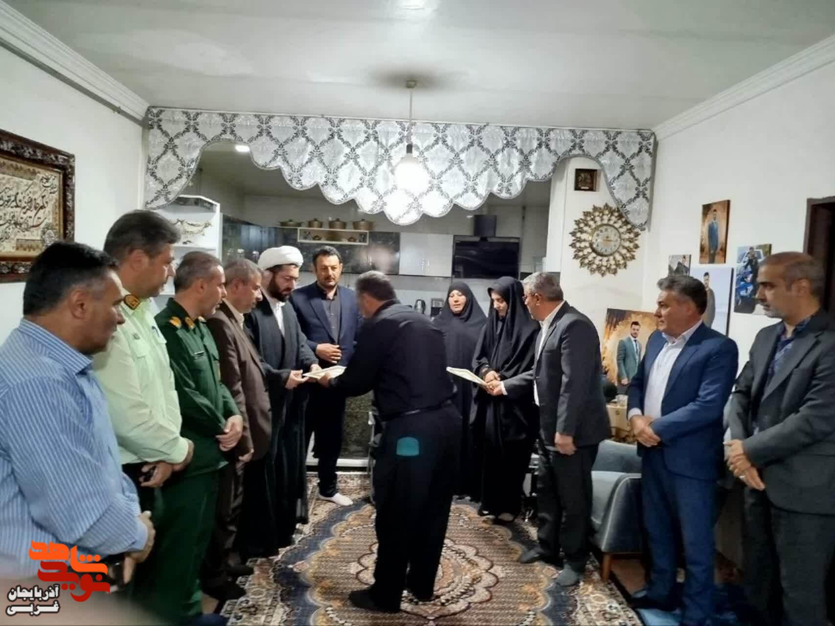 دیدار با خانواده شهدا و ایثارگران در شهرستان نقده دیدار با خانواده شهدا و ایثارگران در شهرستان نقده