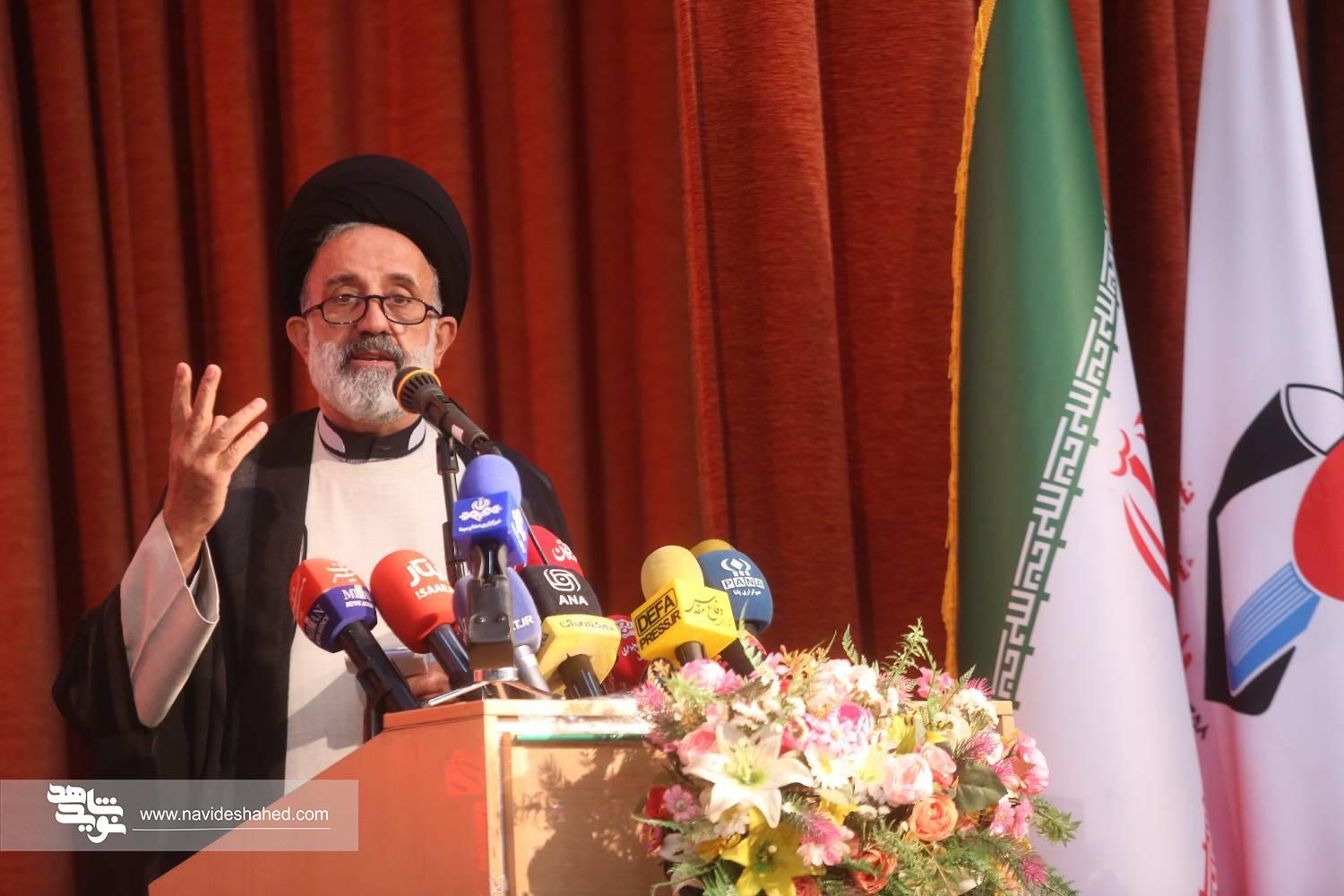 پیوند «علم و دین» پیششرط تمدنسازی نوین اسلامی است / دشمن با دانش تمدنساز ما درگیر است پیوند «علم و دین» پیششرط تمدنسازی نوین اسلامی است / دشمن با دانش تمدنساز ما درگیر است
