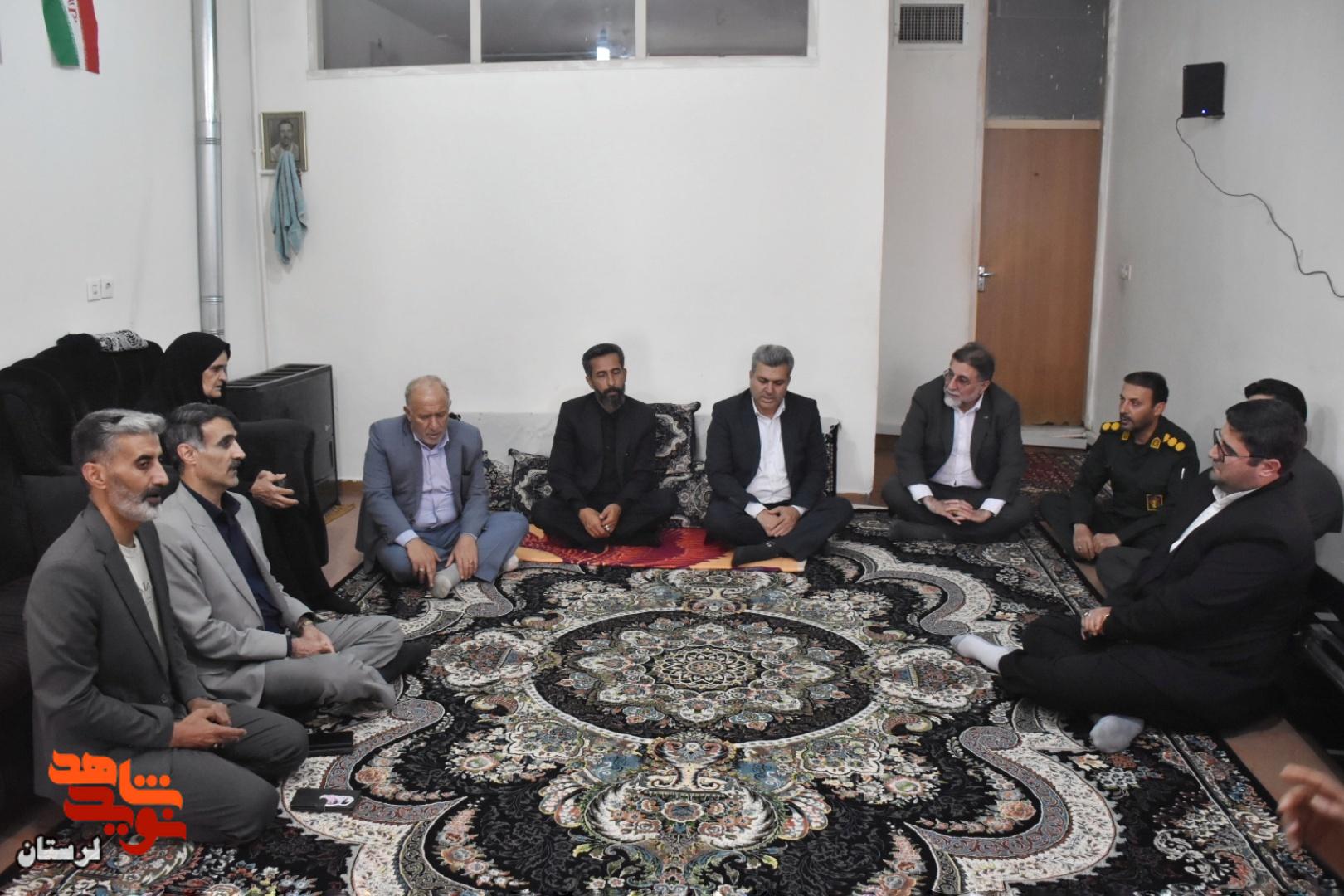 دیدار مشاور عالی مدیرعامل بانک دی با خانواده جمعی از شهدای شهرستان ازنا
