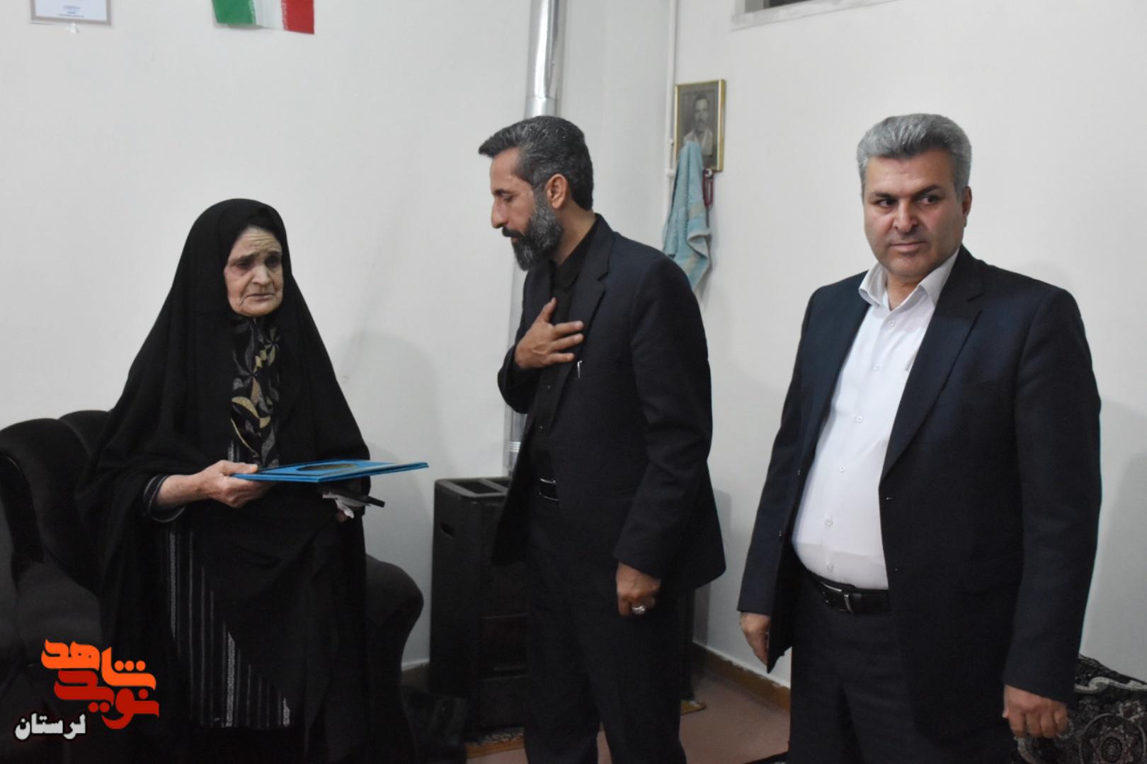 دیدار مشاور عالی مدیرعامل بانک دی با خانواده جمعی از شهدای شهرستان ازنا