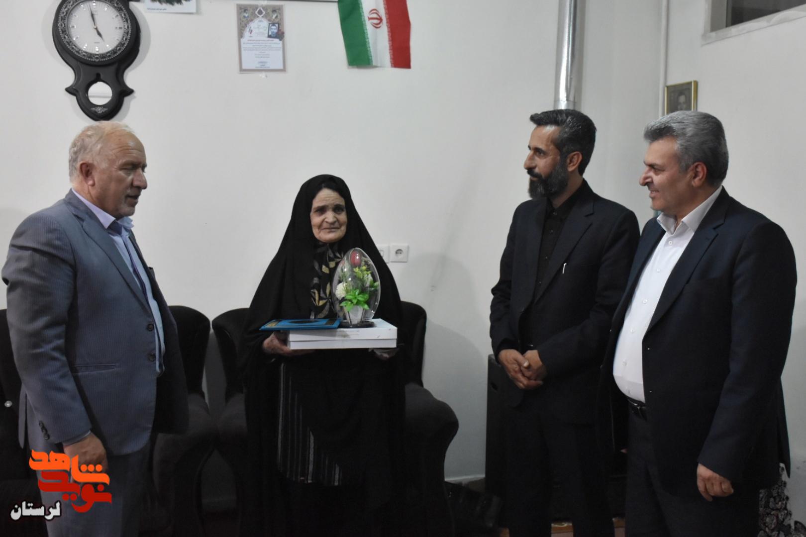 دیدار مشاور عالی مدیرعامل بانک دی با خانواده جمعی از شهدای شهرستان ازنا
