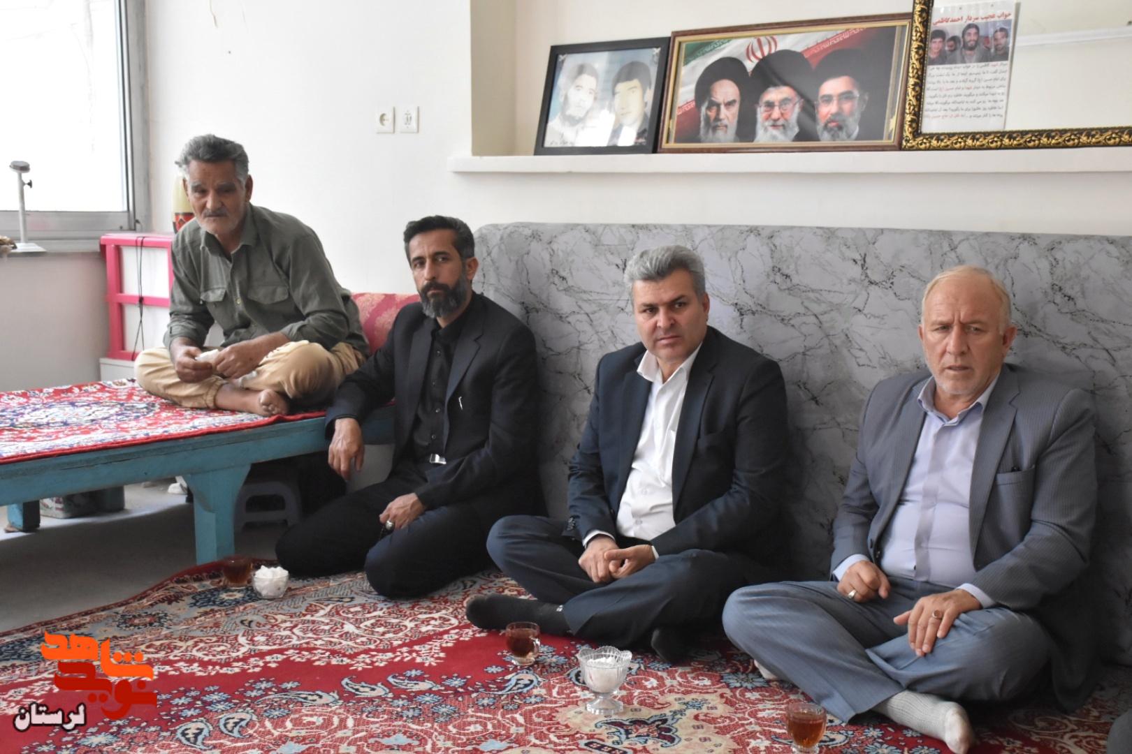 دیدار مشاور عالی مدیرعامل بانک دی با خانواده جمعی از شهدای شهرستان ازنا