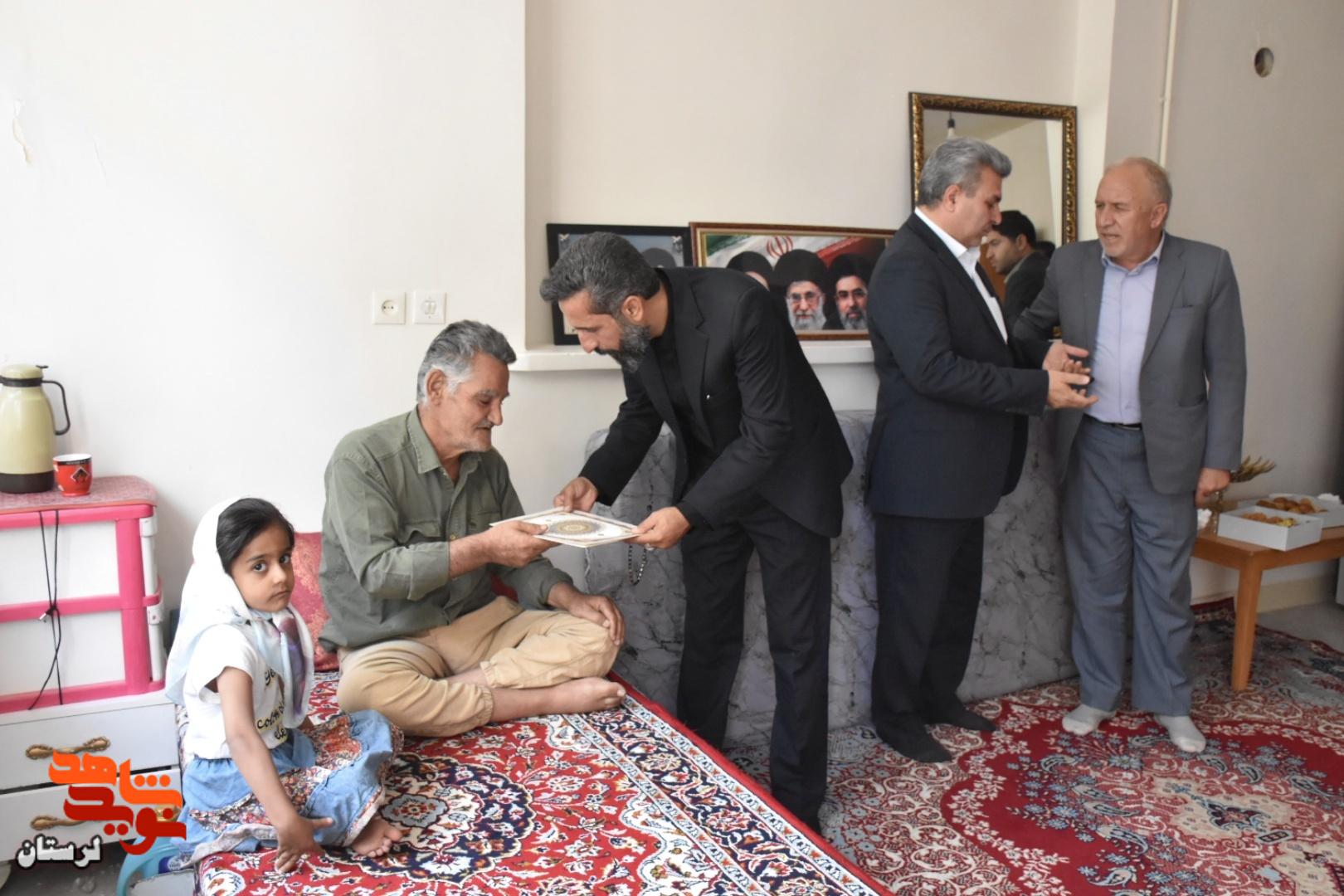 دیدار مشاور عالی مدیرعامل بانک دی با خانواده جمعی از شهدای شهرستان ازنا