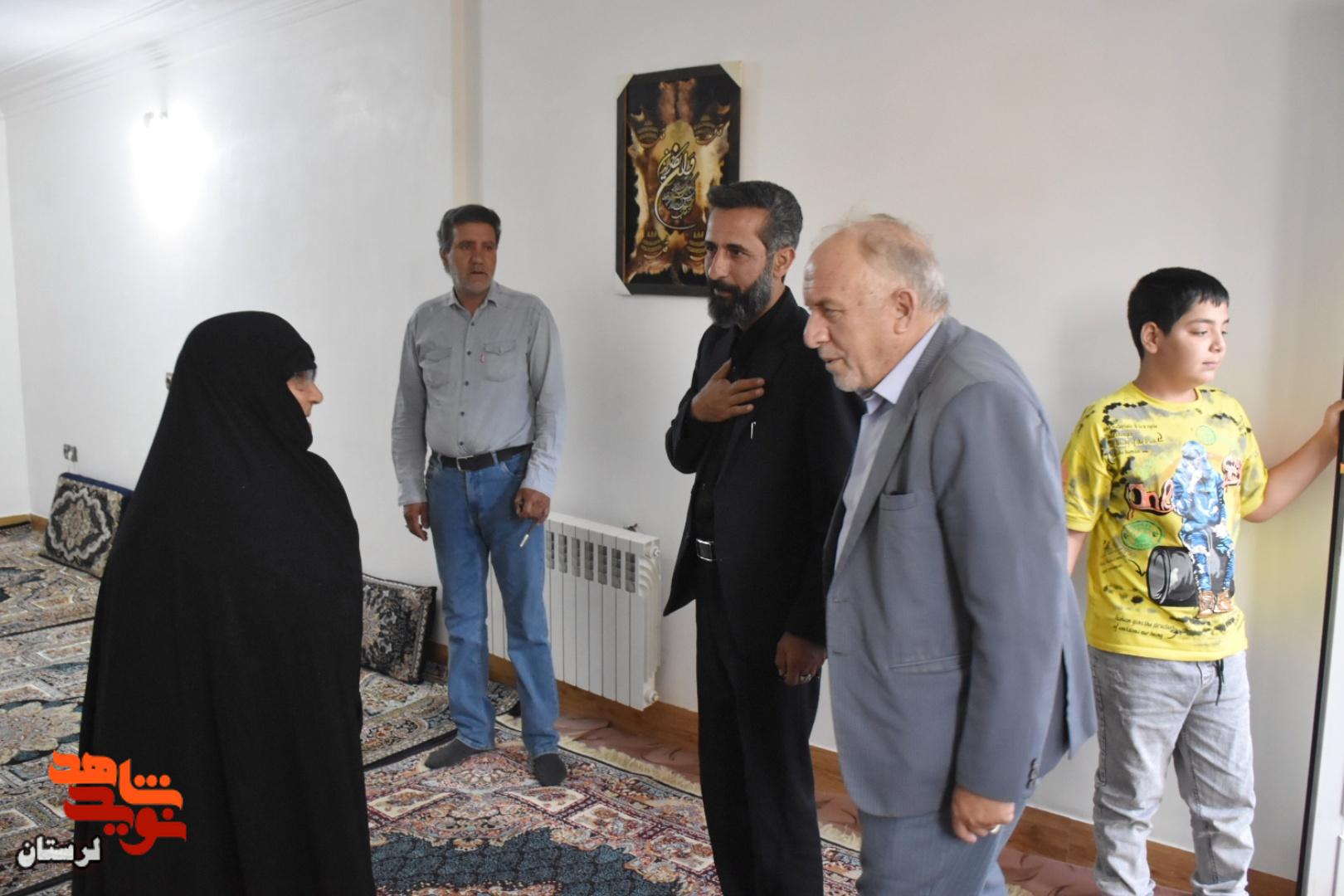 دیدار مشاور عالی مدیرعامل بانک دی با خانواده جمعی از شهدای شهرستان ازنا