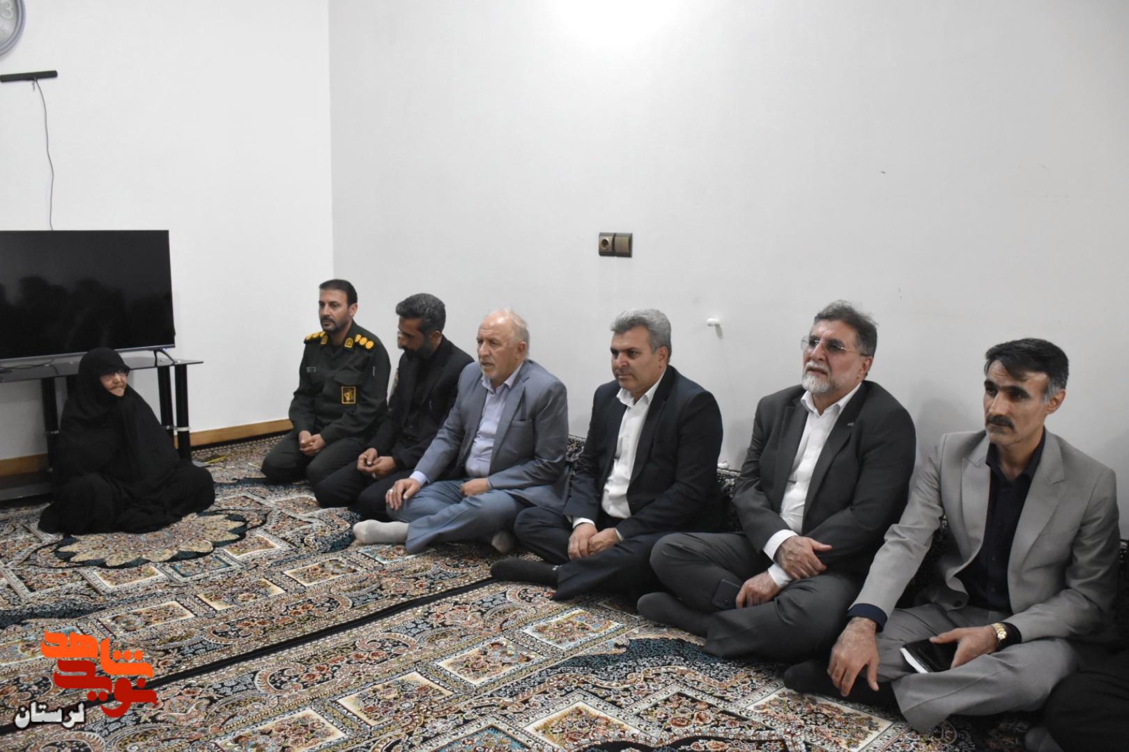 دیدار مشاور عالی مدیرعامل بانک دی با خانواده جمعی از شهدای شهرستان ازنا