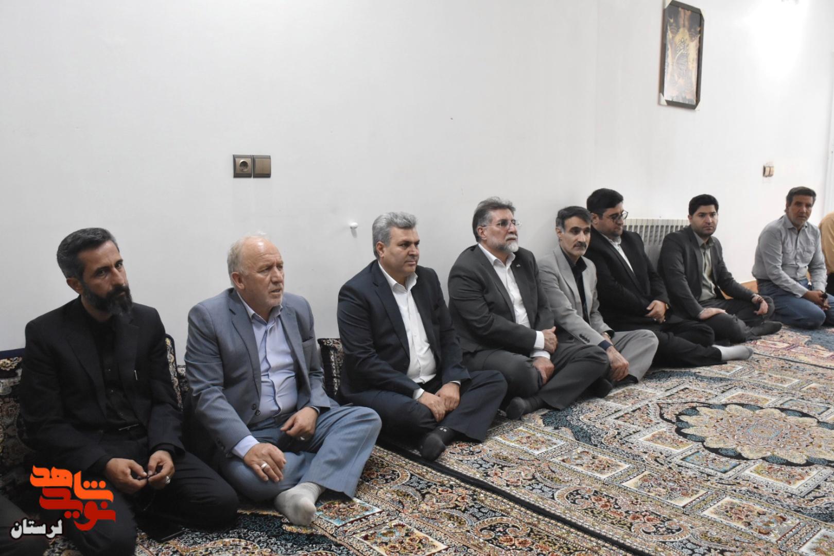دیدار مشاور عالی مدیرعامل بانک دی با خانواده جمعی از شهدای شهرستان ازنا