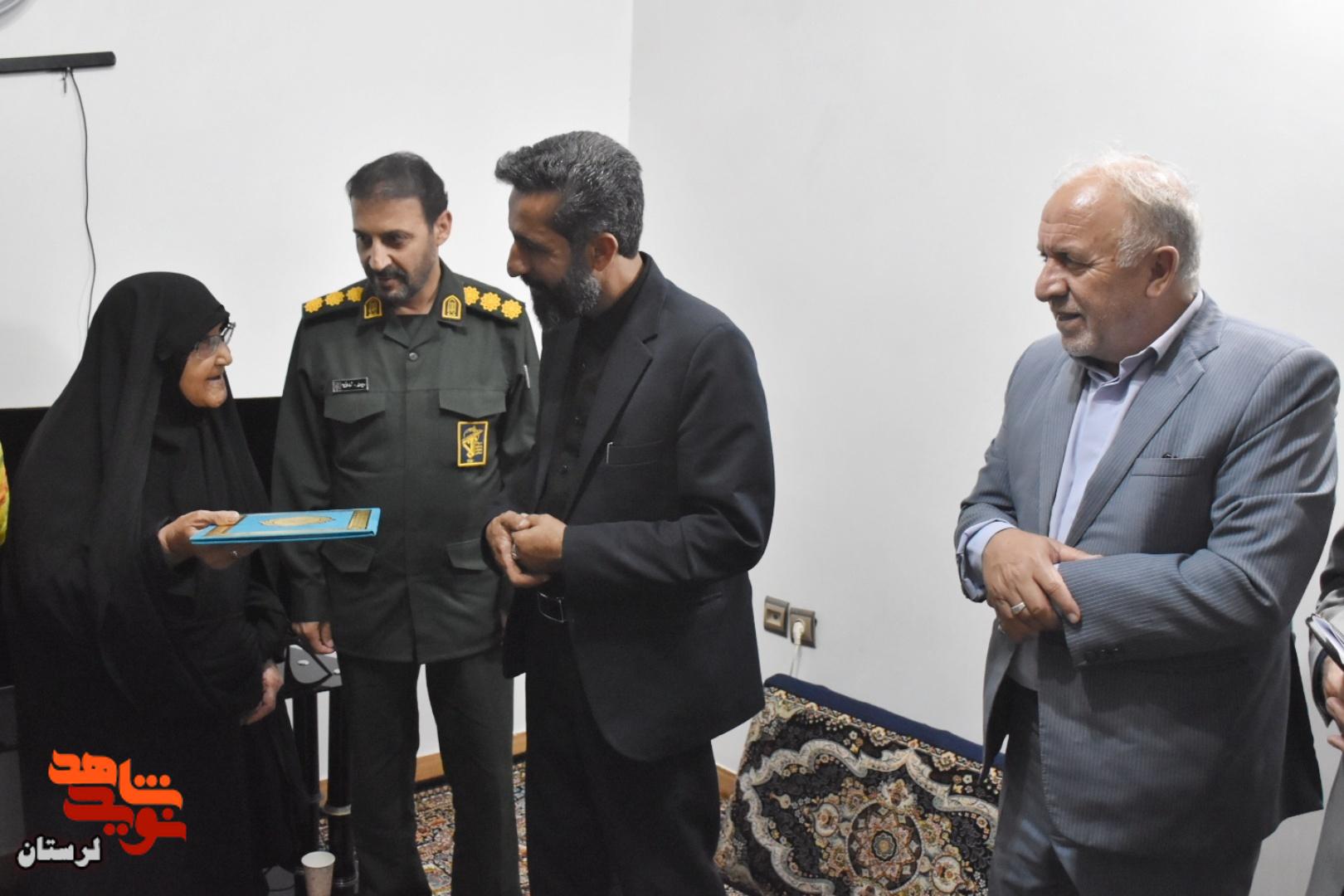 دیدار مشاور عالی مدیرعامل بانک دی با خانواده جمعی از شهدای شهرستان ازنا