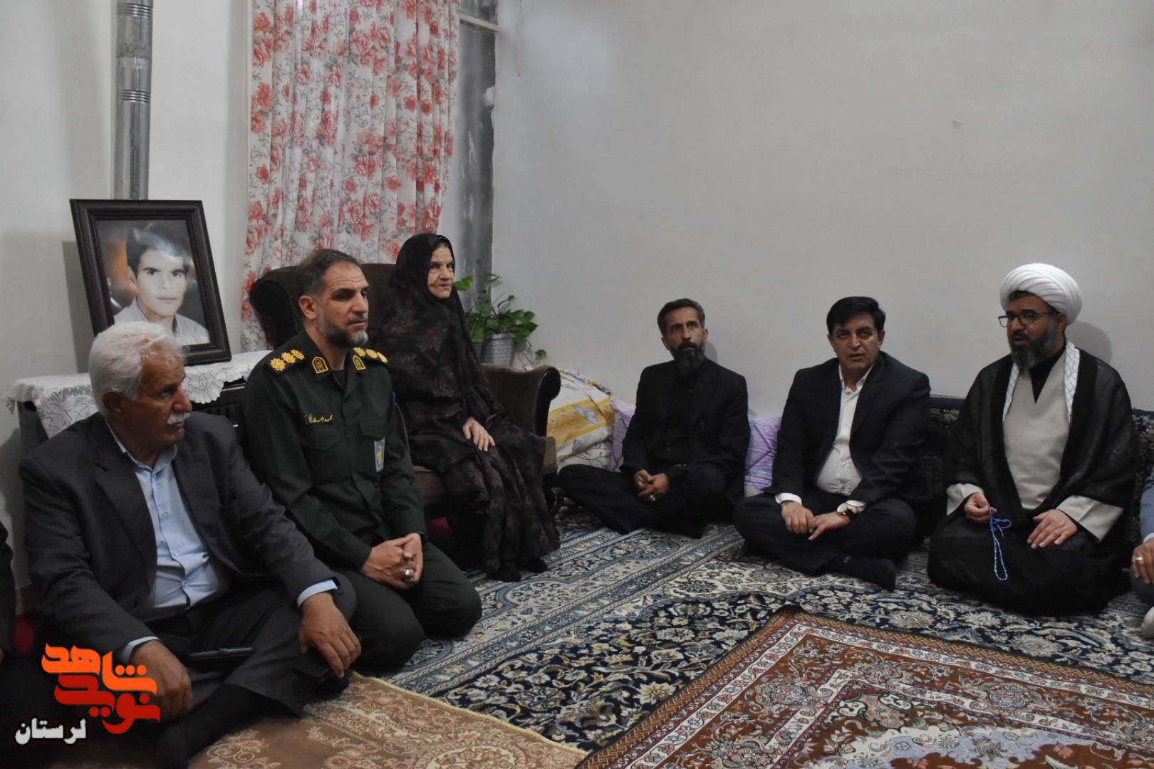 دیدار مشاور عالی مدیرعامل بانک دی با خانواده‌های معظم شهیدان «قربان بهرامی» و «غلامرضا گوری» در شهرستان الیگودرز