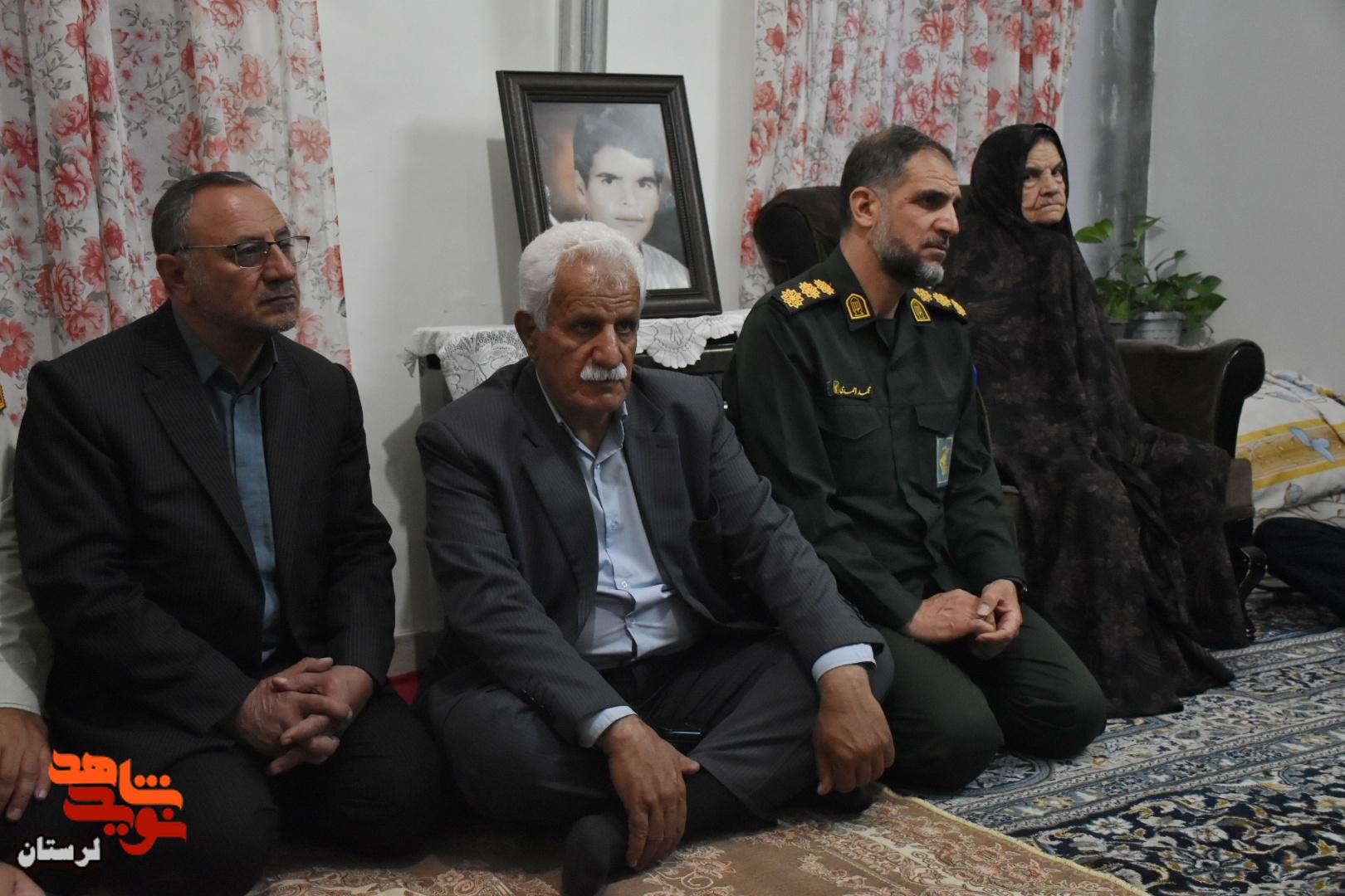 دیدار مشاور عالی مدیرعامل بانک دی با خانواده‌های معظم شهیدان «قربان بهرامی» و «غلامرضا گوری» در شهرستان الیگودرز