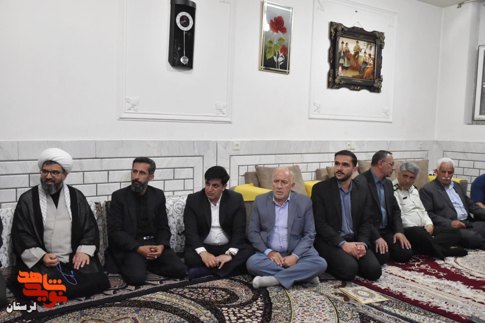 دیدار مشاور عالی مدیرعامل بانک دی با خانواده‌های معظم شهیدان «قربان بهرامی» و «غلامرضا گوری» در شهرستان الیگودرز