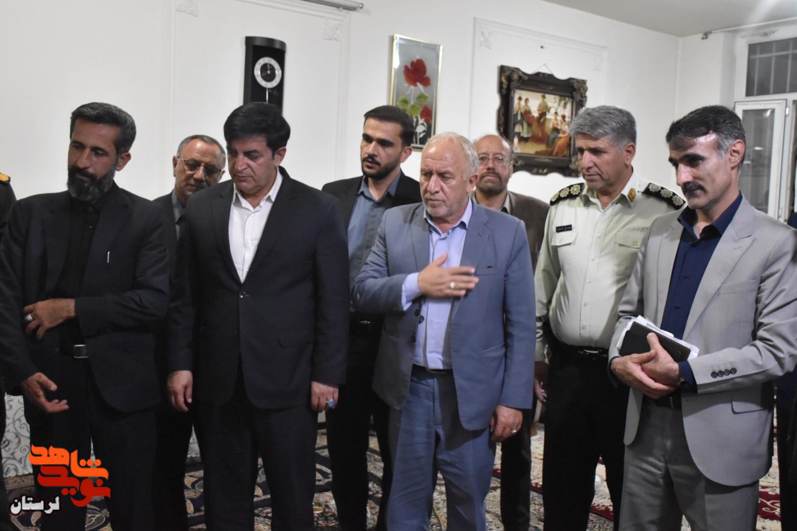 دیدار مشاور عالی مدیرعامل بانک دی با خانواده‌های معظم شهیدان «قربان بهرامی» و «غلامرضا گوری» در شهرستان الیگودرز